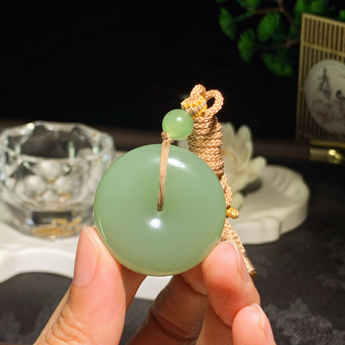 和田玉清水平安扣挂件。尺寸33/11重28.5克  手推出油。玉质细腻油润。品相大气206413