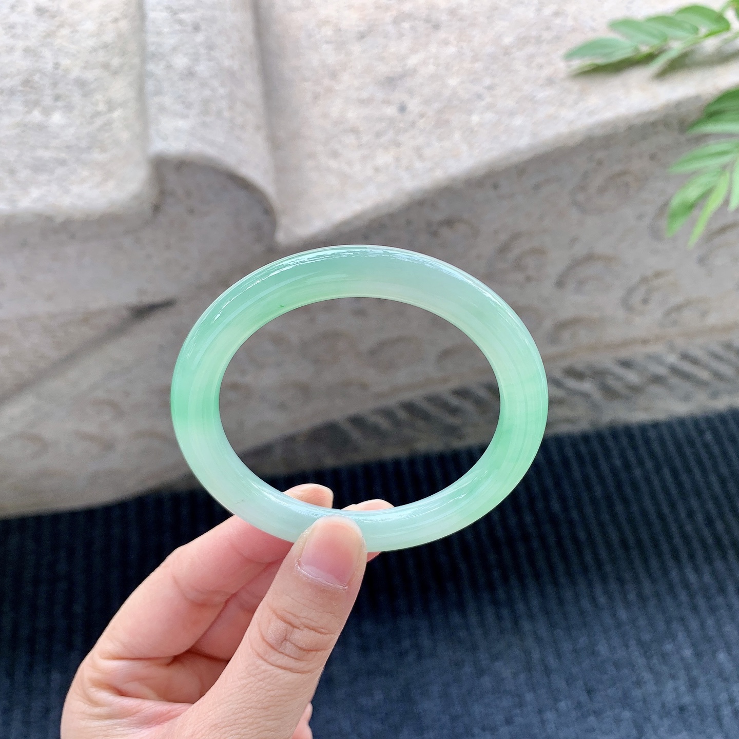 圆条54 55【圈口】54.3/7.9/8.7【编码】GL121336【描述】糯冰飘绿，水润，种老，细腻，打灯有棉线