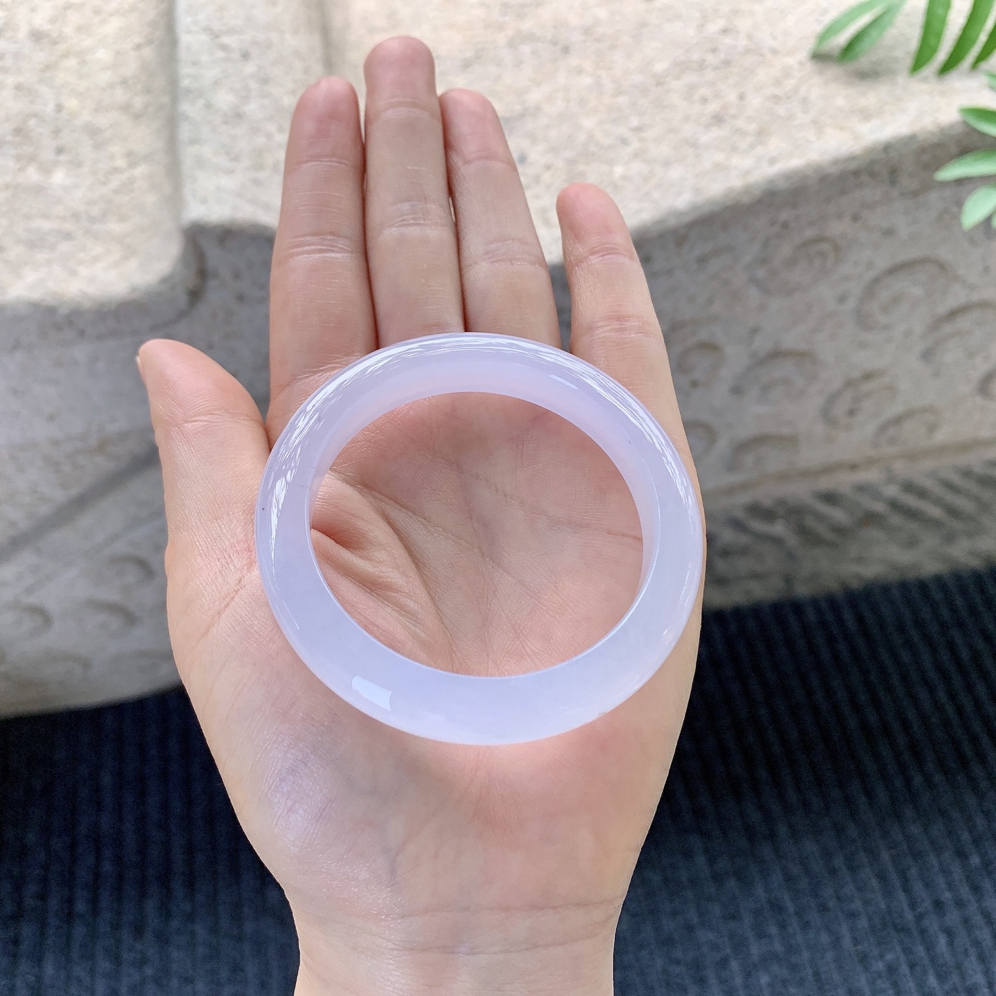 正圈49 50【圈口】50.6/9.7/7.7【编码】B2040372【描述】冰糯粉紫，水润，种老，细腻，有纹絮线