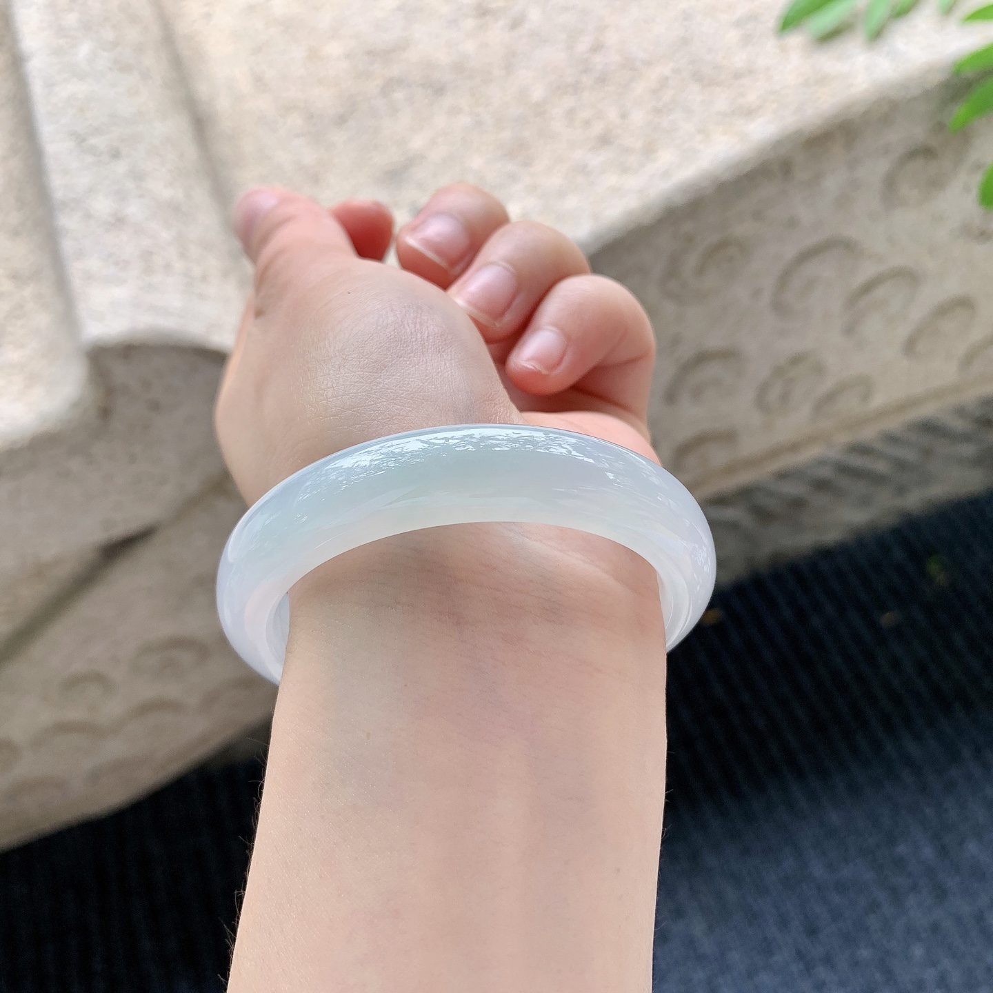 正圈51 52【圈口】52.6/11.5/7.8【编码】A2041502【描述】糯冰底色，水润，种老，细腻，打灯有纹线