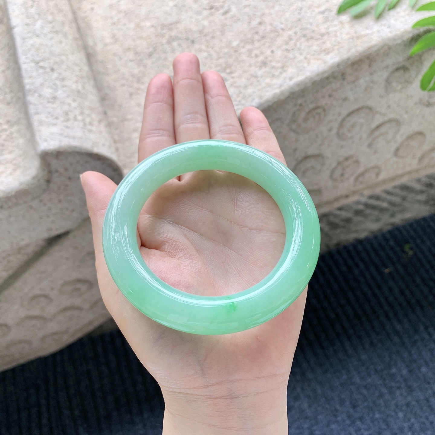 圆条58 59【圈口】58.4/12.8/12.8【编码】GH041543【描述】糯冰满绿，色匀，水