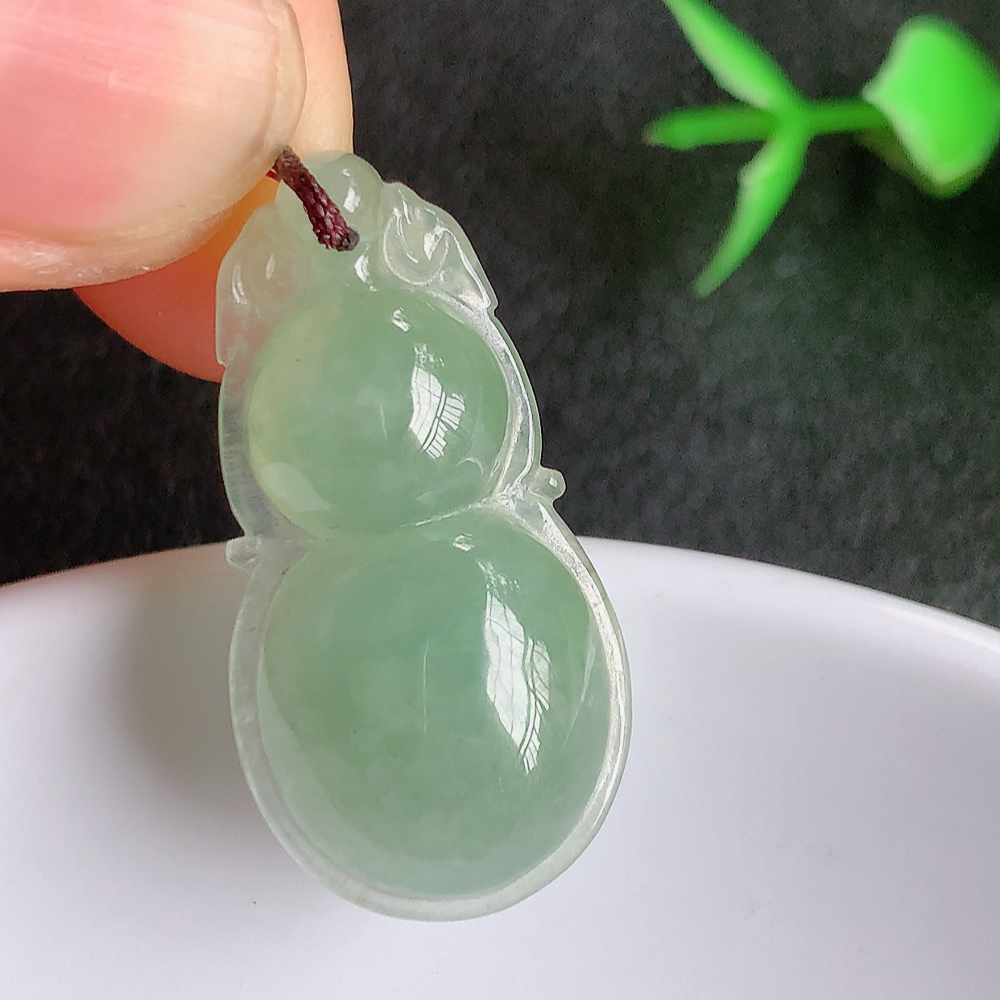 冰润葫芦翡翠吊坠  寓意“福禄双全，加官进爵，财源滚滚” 莹润通透，抱满大气  清新脱俗    W357.13 尺寸：29.6-15.2-5.6mm