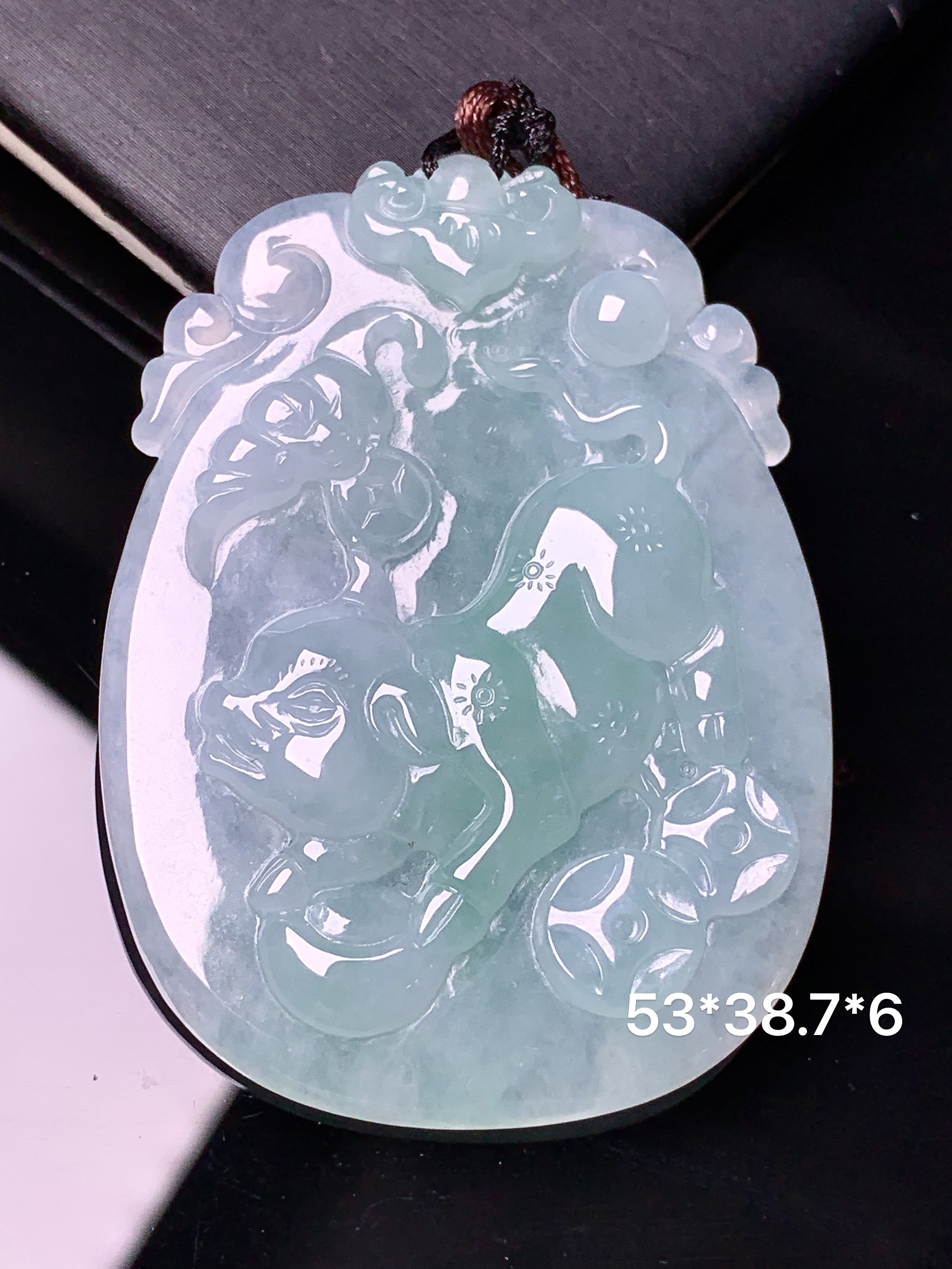 冰种飘绿生肖猪吊坠 玉质细腻 水润亮眼 色泽艳丽 整体尺寸53*38.7*6b2