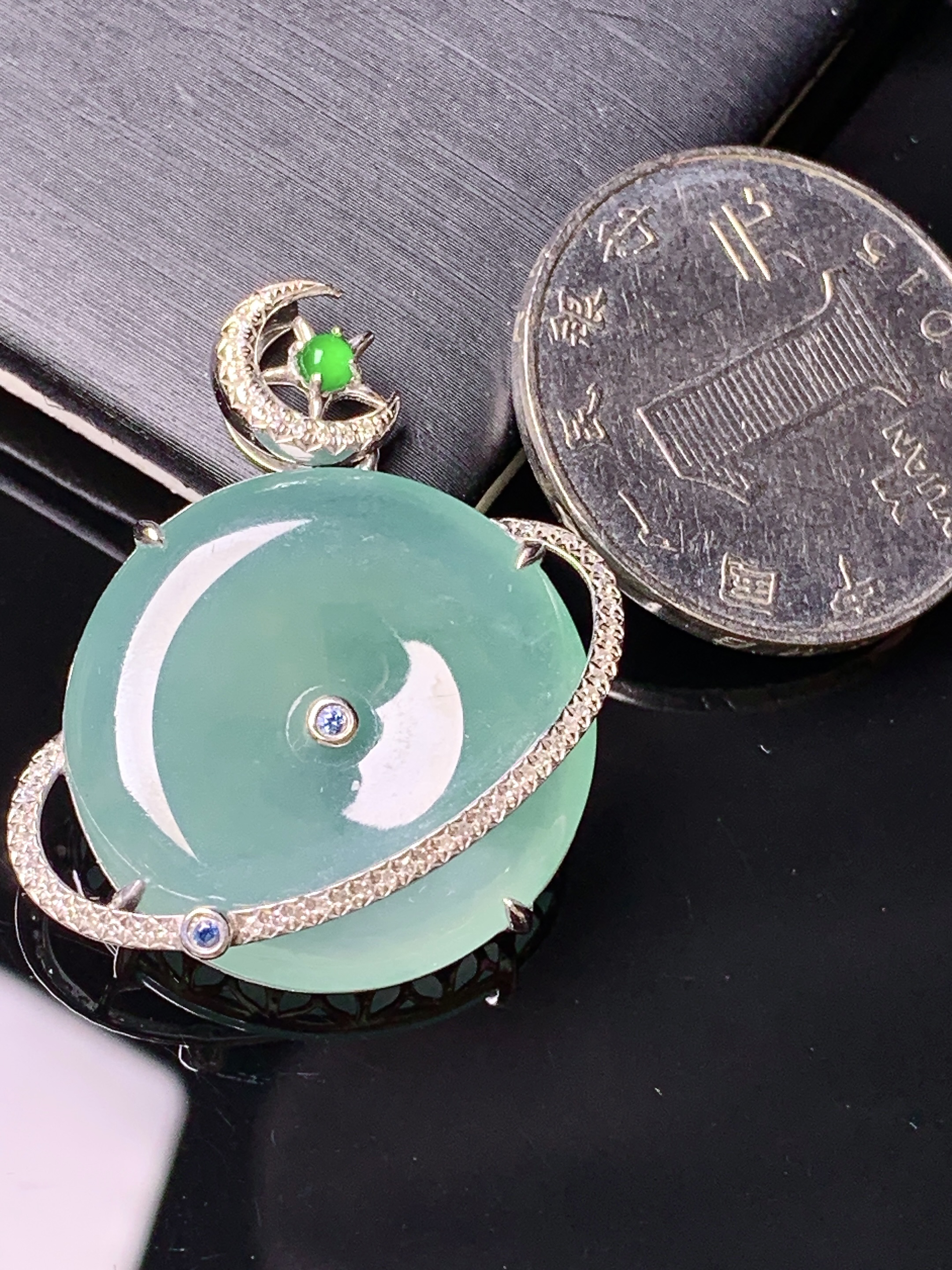 18k金钻镶嵌冰种晴绿平安扣吊坠 玉质细腻 水润亮眼 色泽艳丽 整体尺寸32*22.8*4.8t1