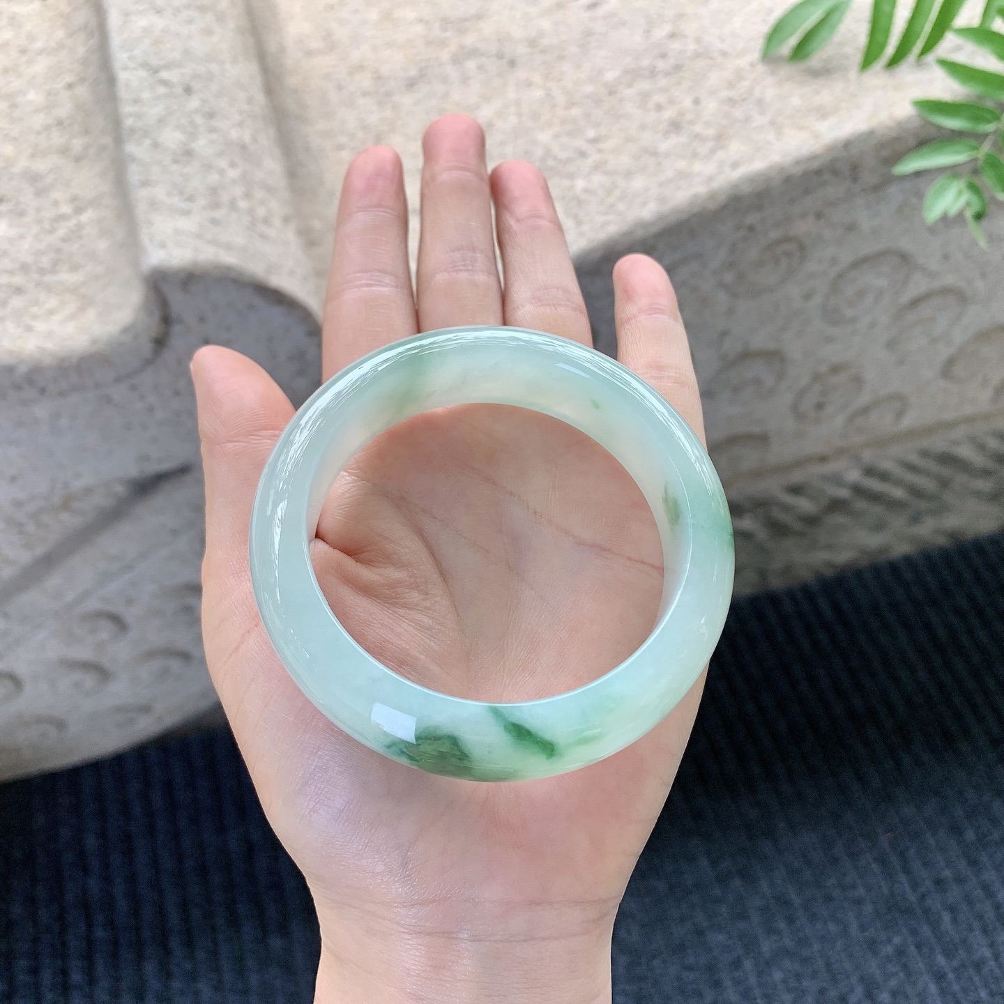 正圈56 57【圈口】57.7/16.3/9.5【编码】HC121428【描述】冰糯飘绿，宽版，水润