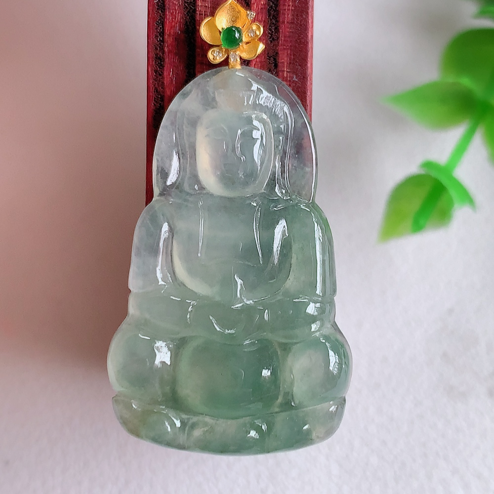 18k金扣冰润精雕观音吊坠，法相端庄大气，工艺精湛，种色浓郁，细腻饱满冰润，种老水足，收藏佳品，佩戴