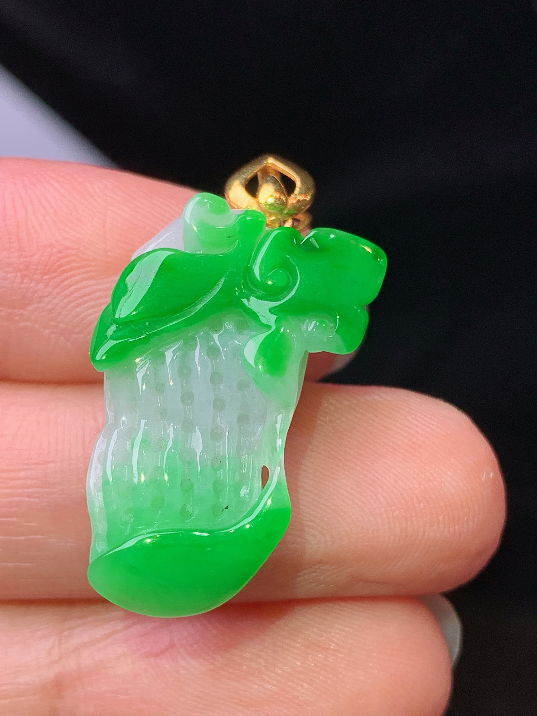 18k金镶嵌飘阳绿花生吊坠 玉质细腻 水润亮眼 色泽艳丽 整体尺寸29*15.3*8z1