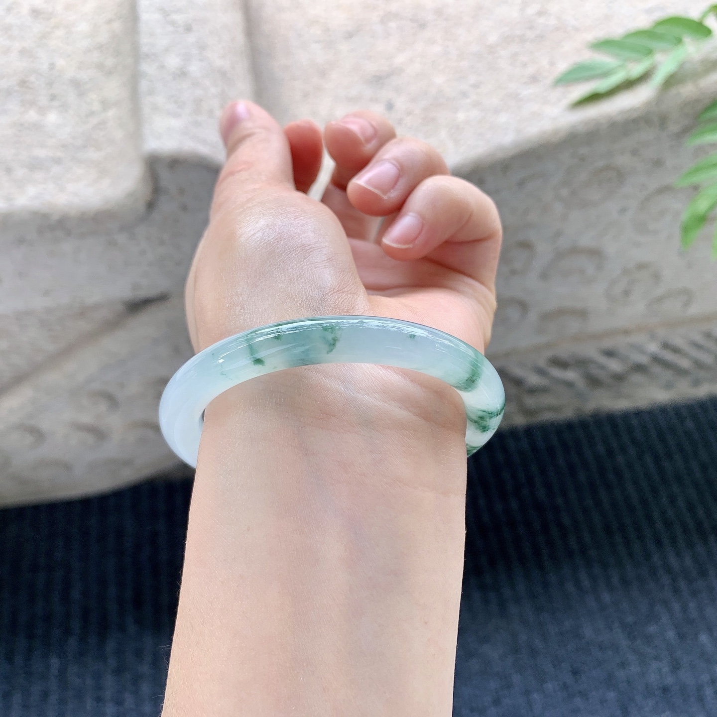 圆条51 52【圈口】52.3/7.9/8.1【编码】QX121338【描述】冰糯飘花，水润，种老，细腻，无裂