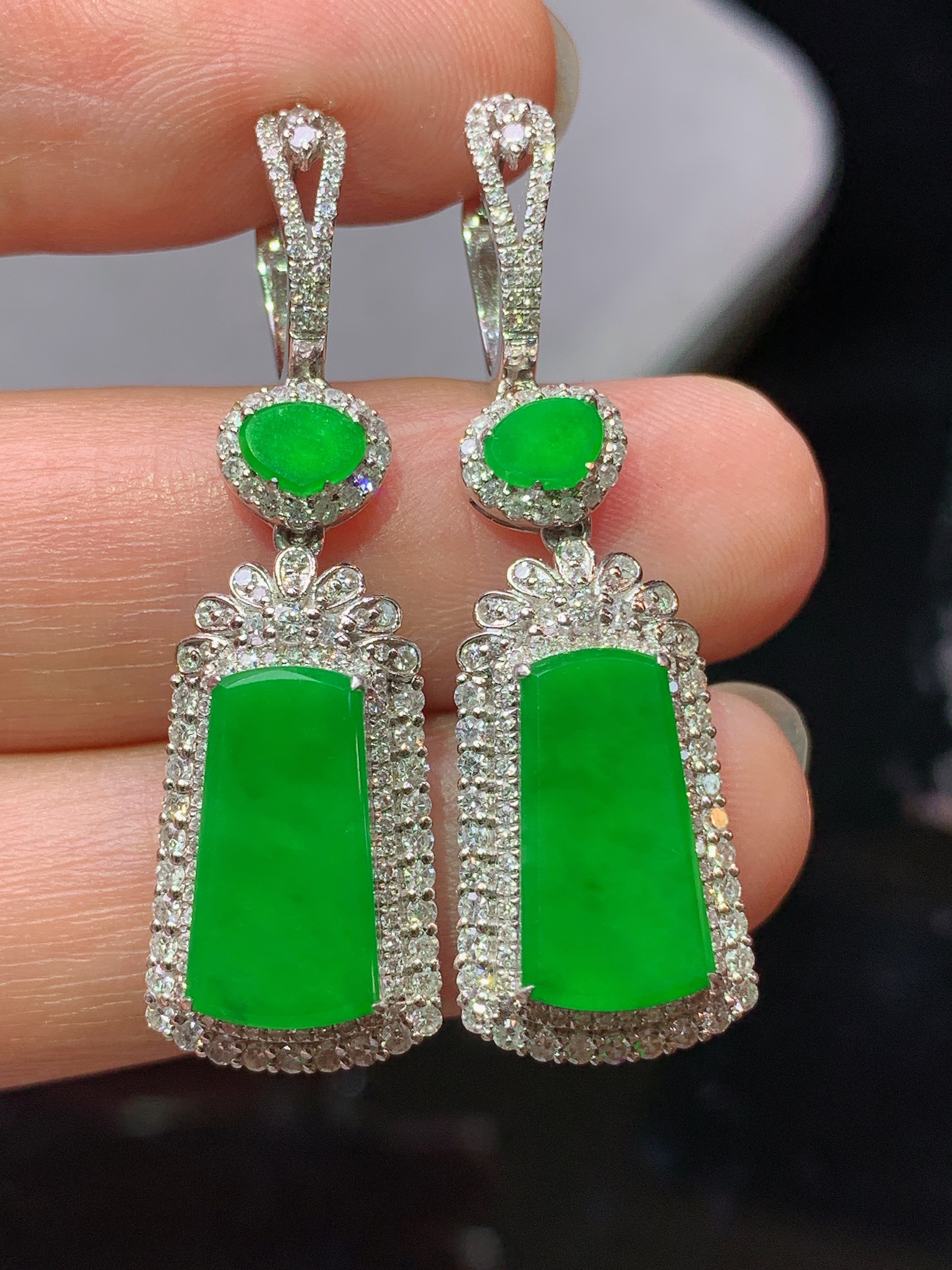 18k金钻镶嵌满绿无事牌耳坠 玉质细腻 色泽艳丽清新 水润亮眼 整体尺寸38*11.5*6.5h1