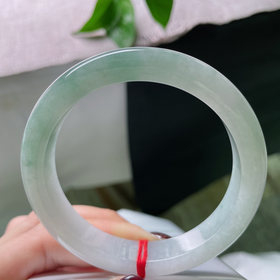 57/12.1/8.3，绿底正圈，双色丝线如烟如雾，在腕间缠绕、渐变、交融，无裂，ss50498a