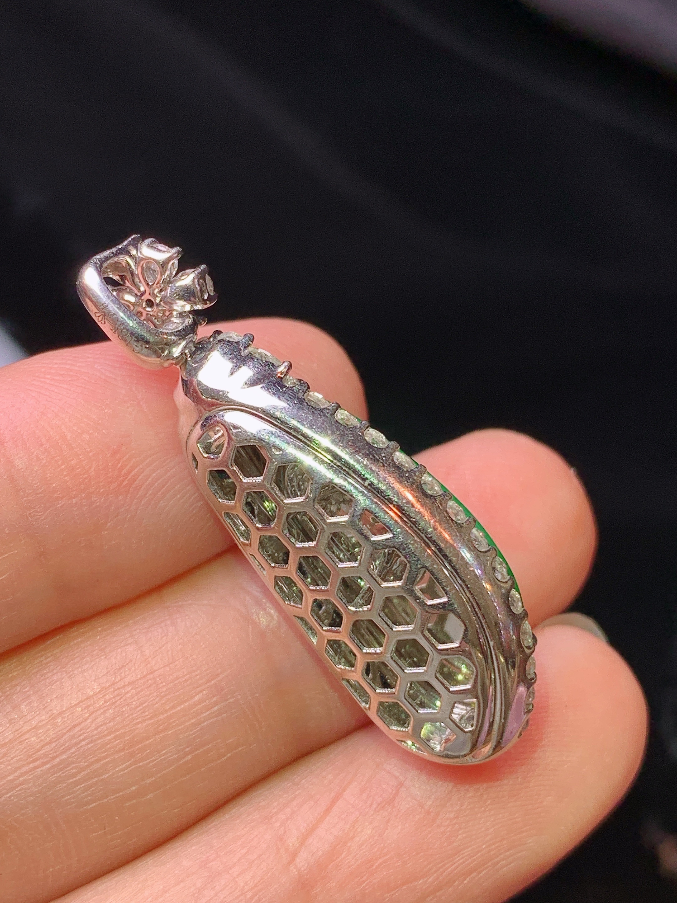 18k金钻镶嵌满绿福瓜吊坠 玉质细腻 色泽艳丽清新 水润亮眼 整体尺寸34.5*12.2*9.6s1