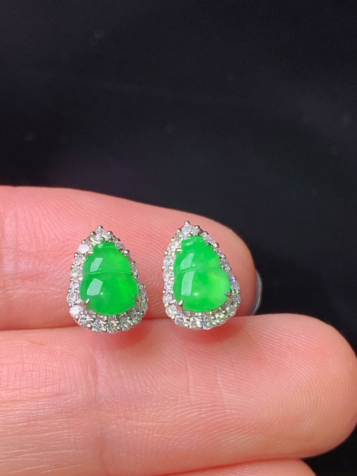 18k金钻镶嵌满绿葫芦耳钉 玉质细腻 色泽清新艳丽 整体尺寸9.6*6.8*5.3 T1