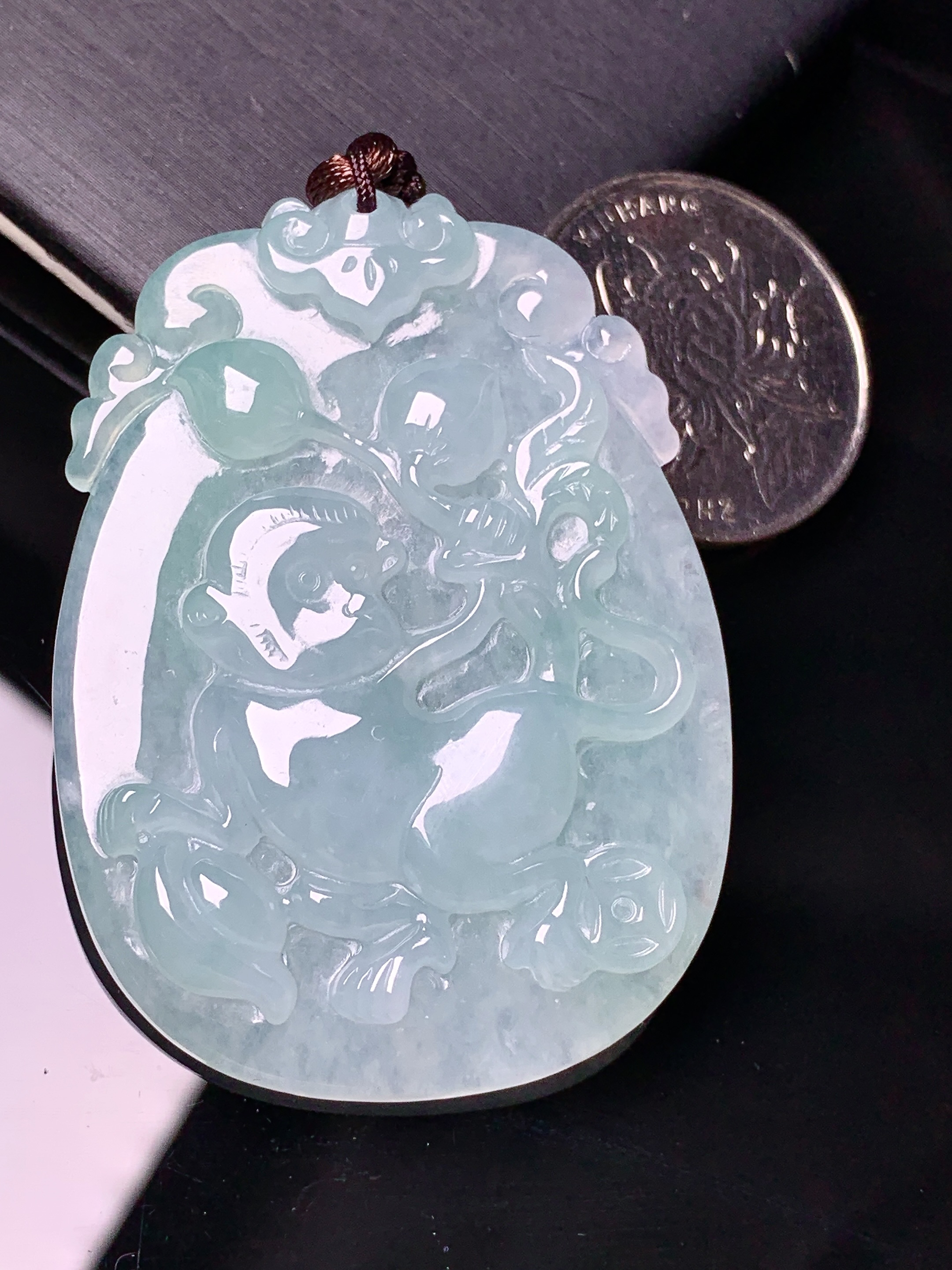 冰种灵猴献寿吊坠 玉质细腻 水润亮眼 色泽艳丽 整体尺寸51.5*37.6*5.5b2