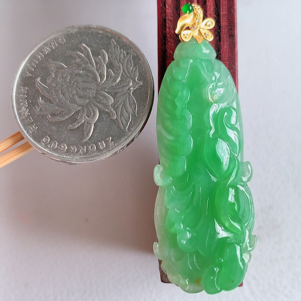 18k金伴钻冰润飘绿白菜吊坠  玉质细腻，巧雕白菜，叶脉纹理细密，饱和紧密;茎叶粗壮有力，白菜”音通“百财”，“玉”通“遇”，合起来就是“遇百财”之意，寄予事业生活中财源广进，一帆风顺 W01.13  尺寸：42-16.6-9.3mm