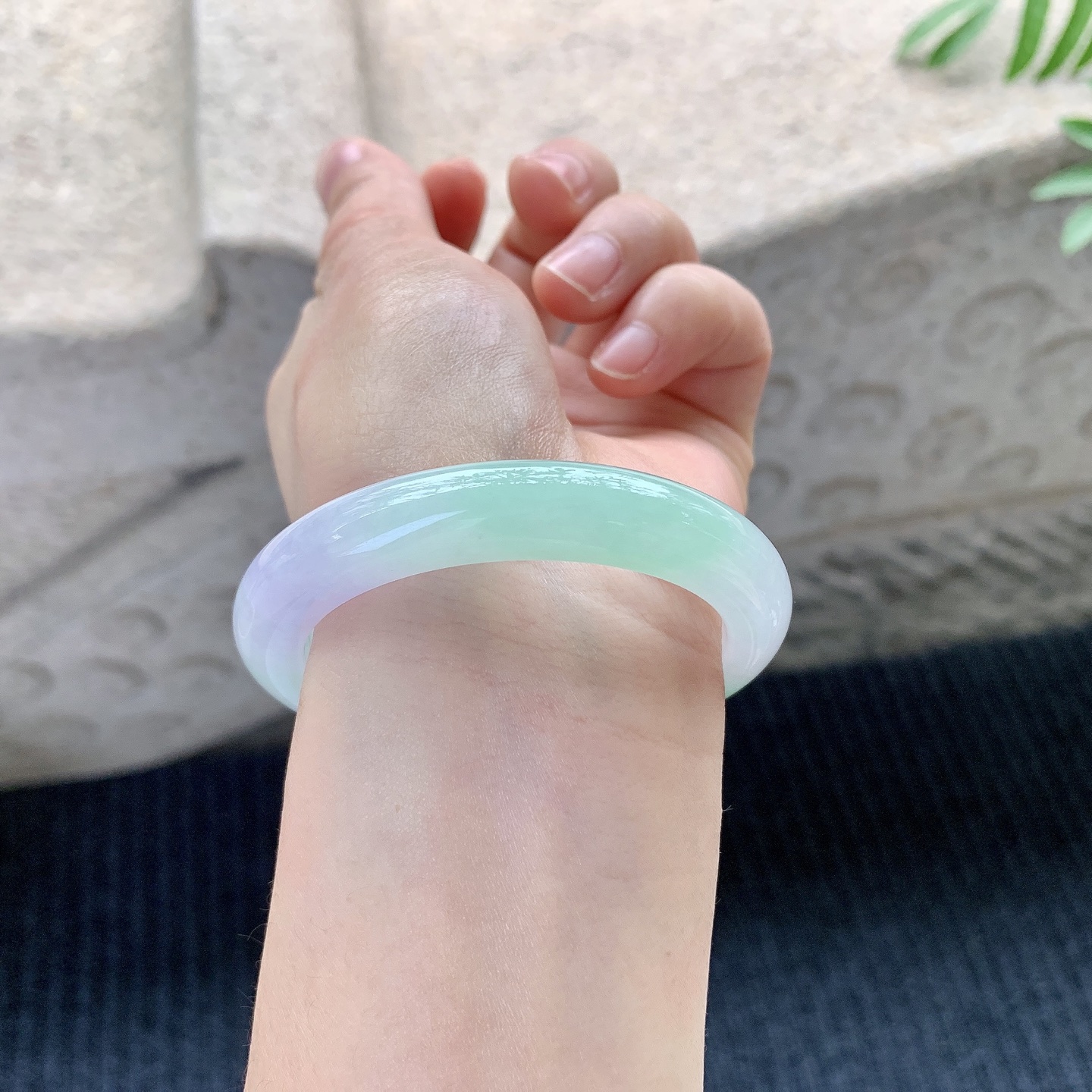 正圈50 51【圈口】51/9.8/8.2【编码】H1121419【描述】冰糯春彩，水润，种老，细腻，打灯有絮线