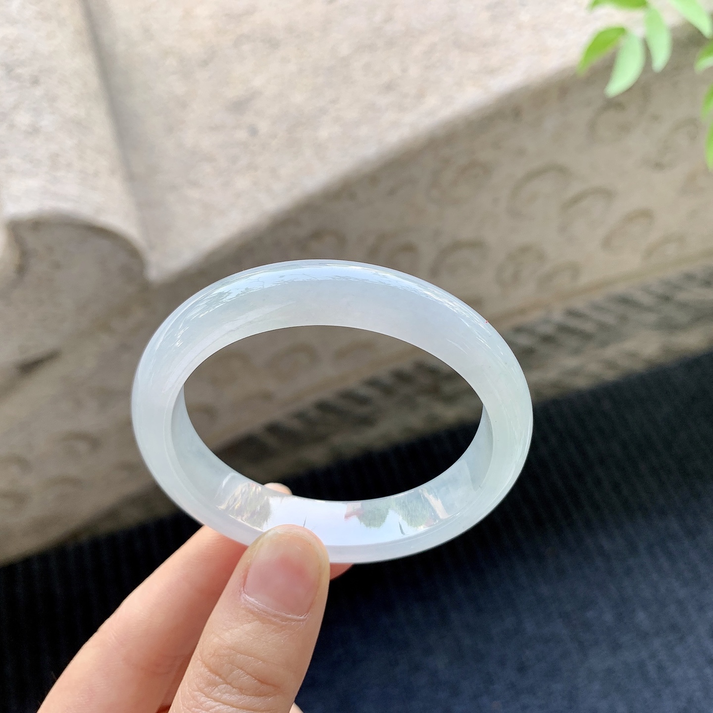 贵妃51 52 圈口52.4/45.5/12.2/7.4 糯冰底色，水润，种老，细腻，打灯有棉线A1032082