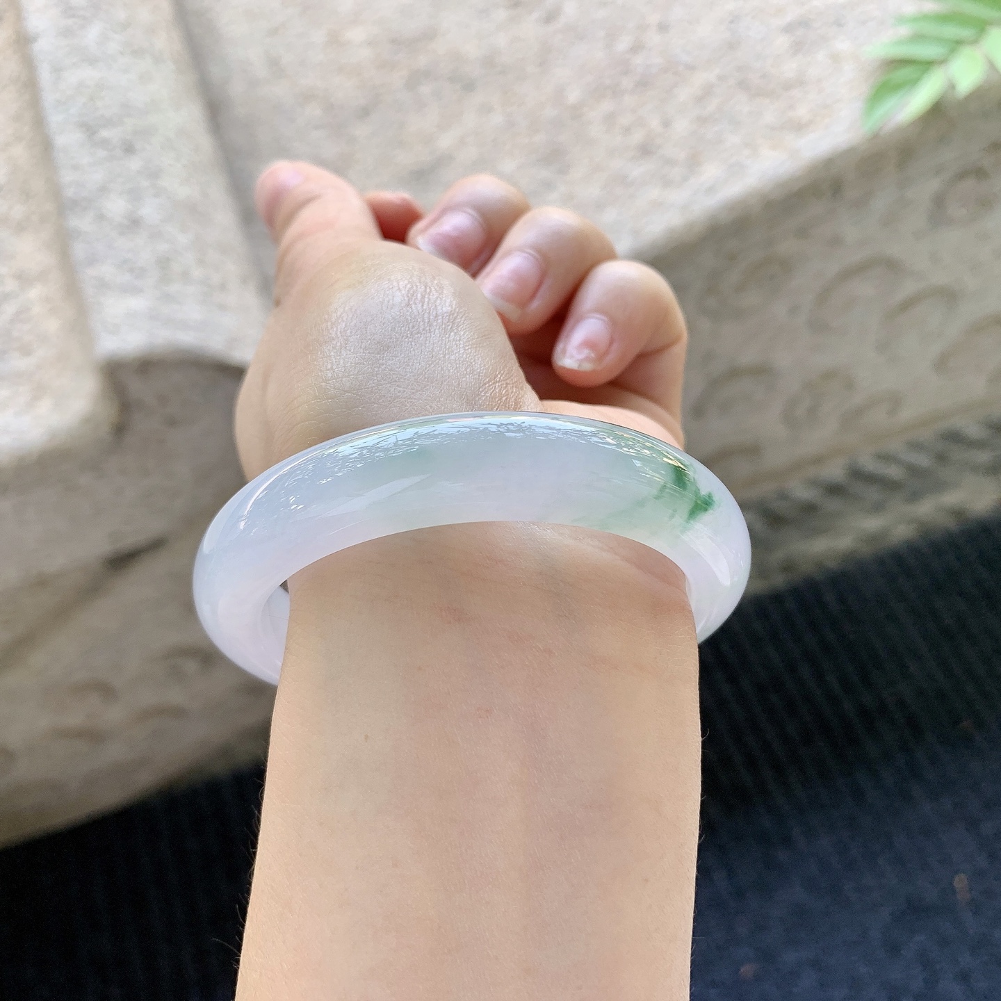 正圈54 55【圈口】54.8/11.8/8.6【编码】H6040242【描述】糯冰淡紫飘花，水润，种老，细腻，内侧有棉线