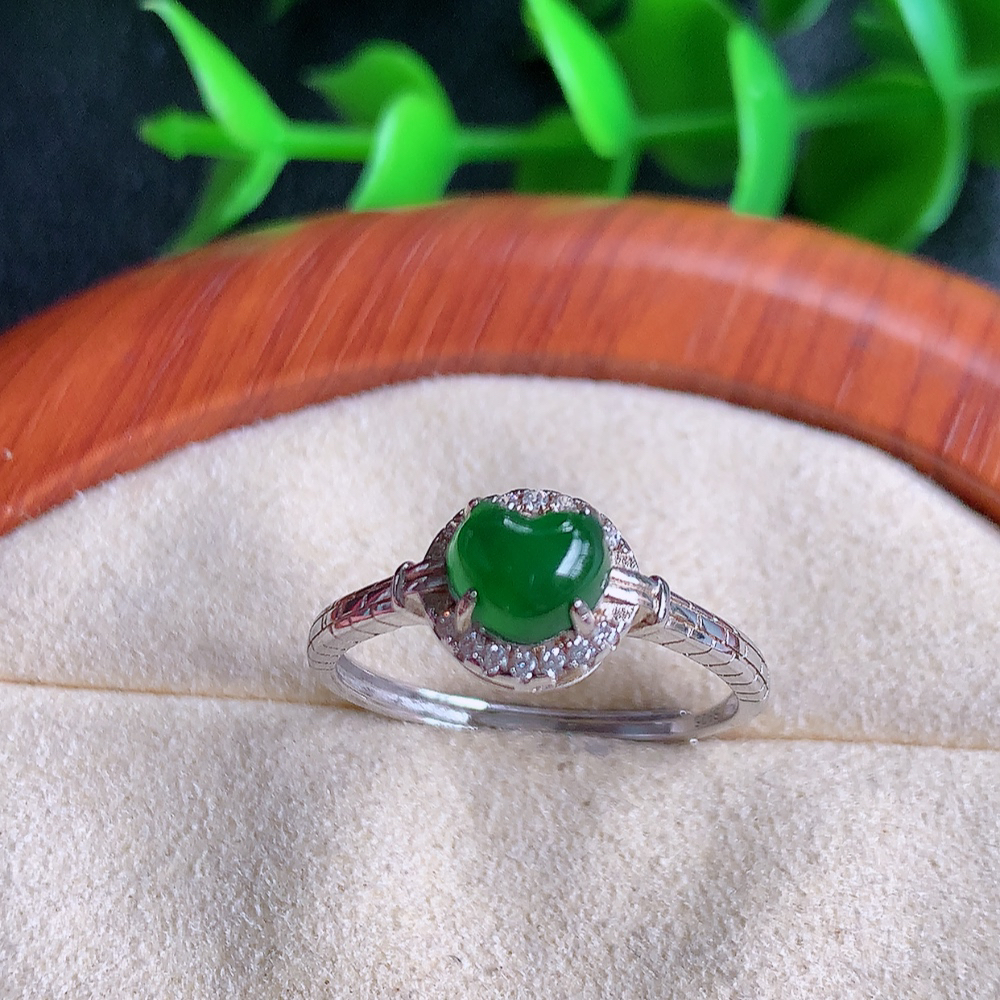 冰润满绿精美环形翡翠戒指  玉质细腻  冰清玉润  飘花灵动  颜色漂亮  W481.13  内径尺寸：18-8-6.5mm  裸石尺寸：5.5-6mm