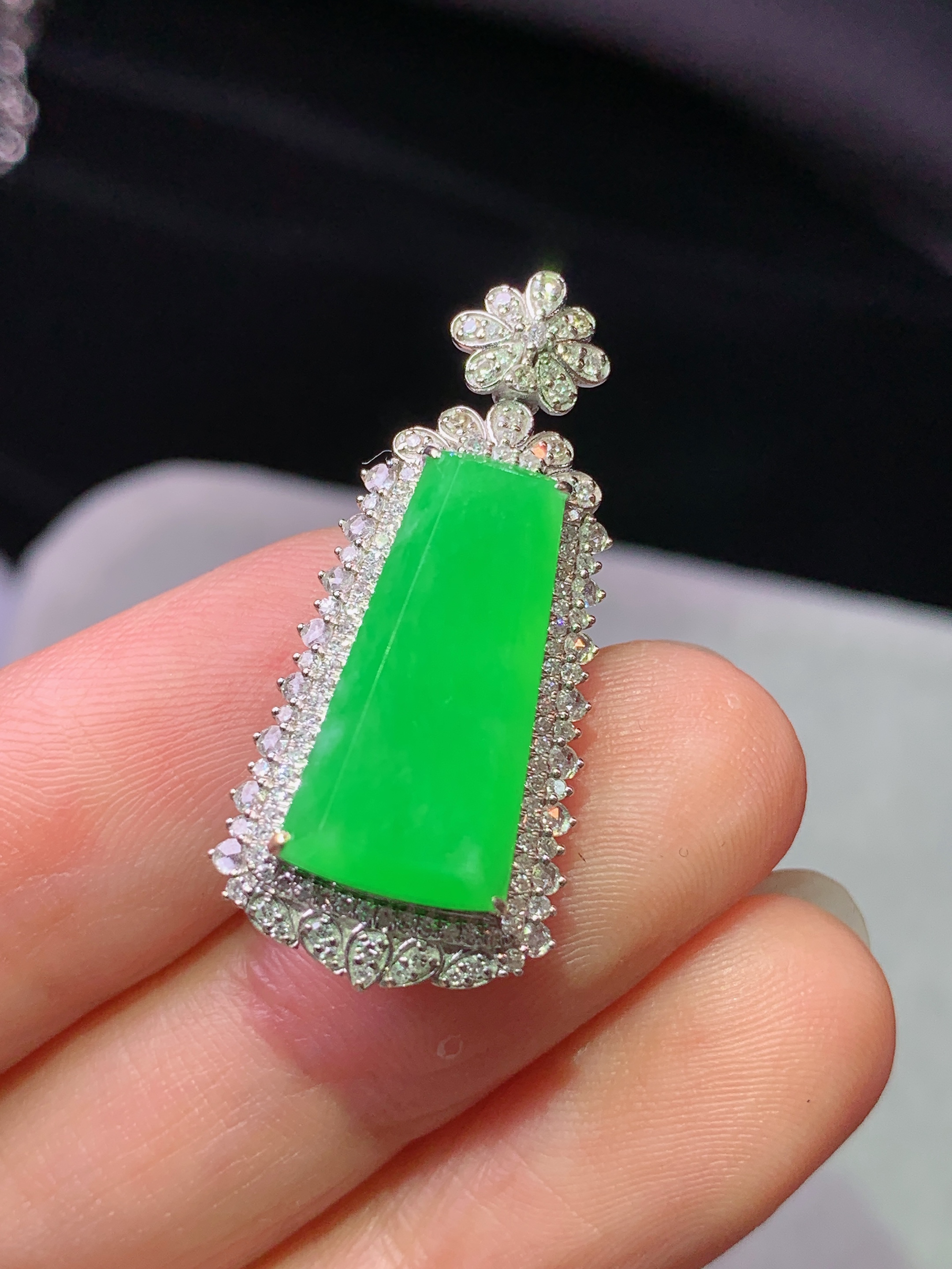 18k金钻镶嵌阳绿无事牌吊坠 玉质细腻 水润亮眼 色泽艳丽 整体尺寸30.6*13.8*9.3k1