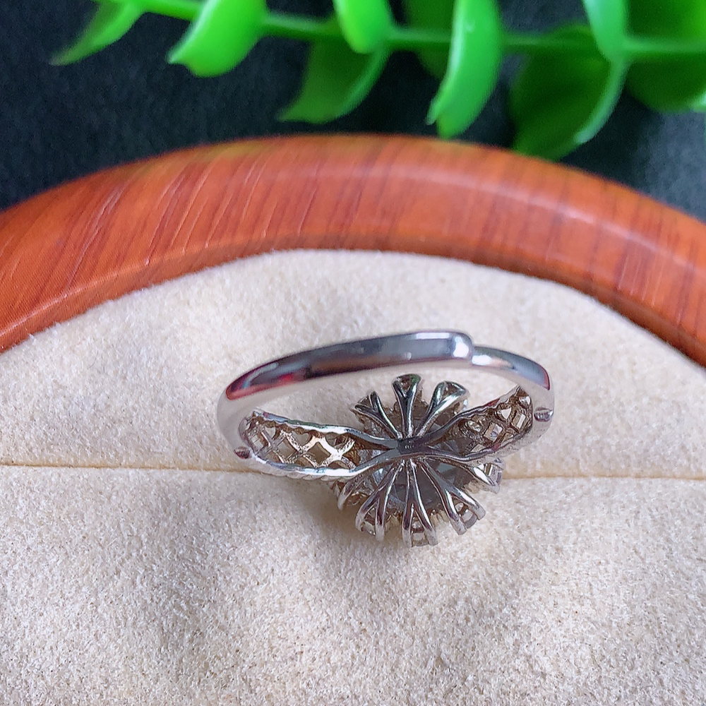 冰润满绿精美环形翡翠戒指  玉质细腻  冰清玉润  飘花灵动  颜色漂亮  W481.13  内径尺寸：17.5-11.8-8mm  裸石尺寸：6mm