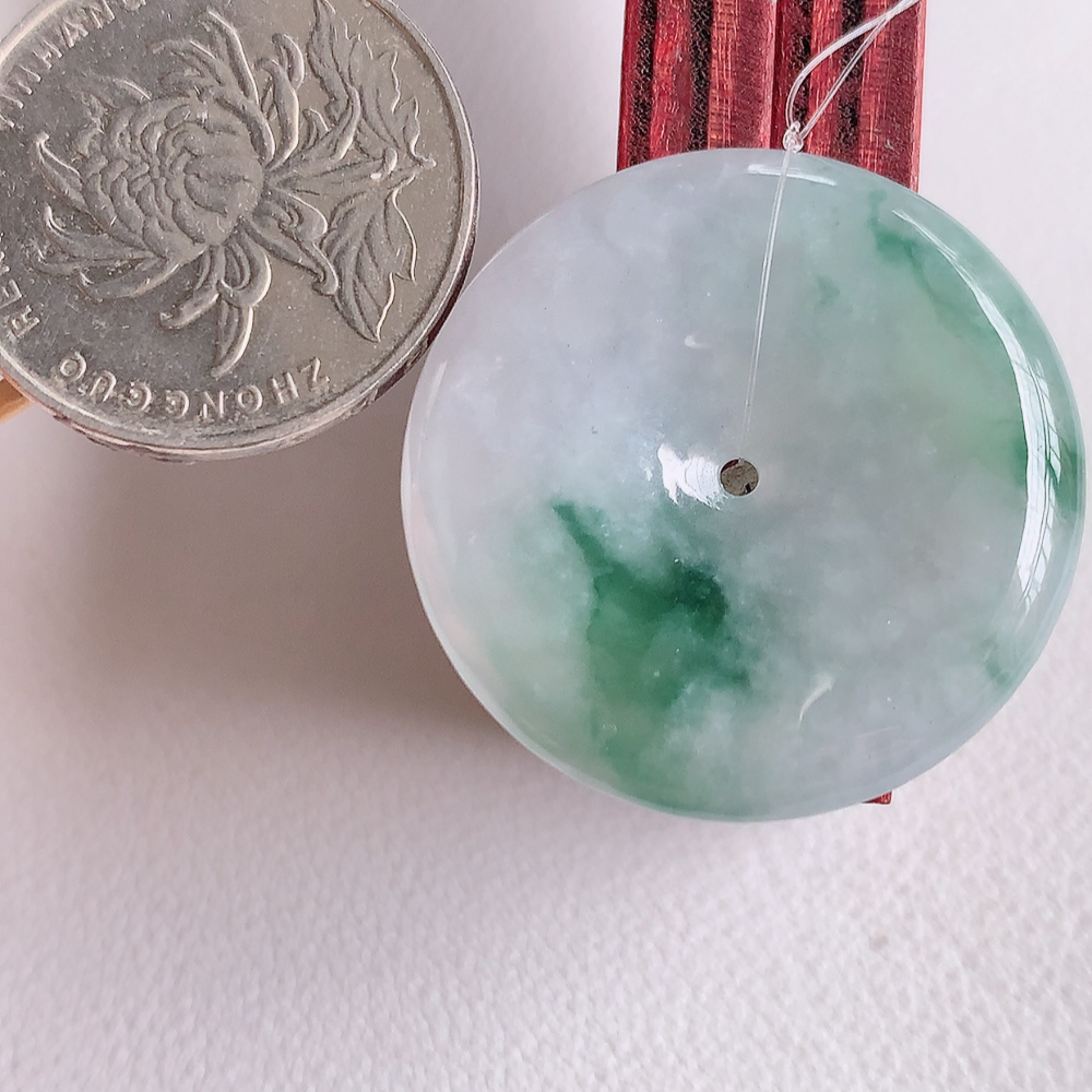 冰润飘花平安扣吊坠，厚装饱满，冰润剔透，细腻水足，种质润泽，飘花灵动，佩戴优雅大气，W49.13   尺寸：30-5.6mm