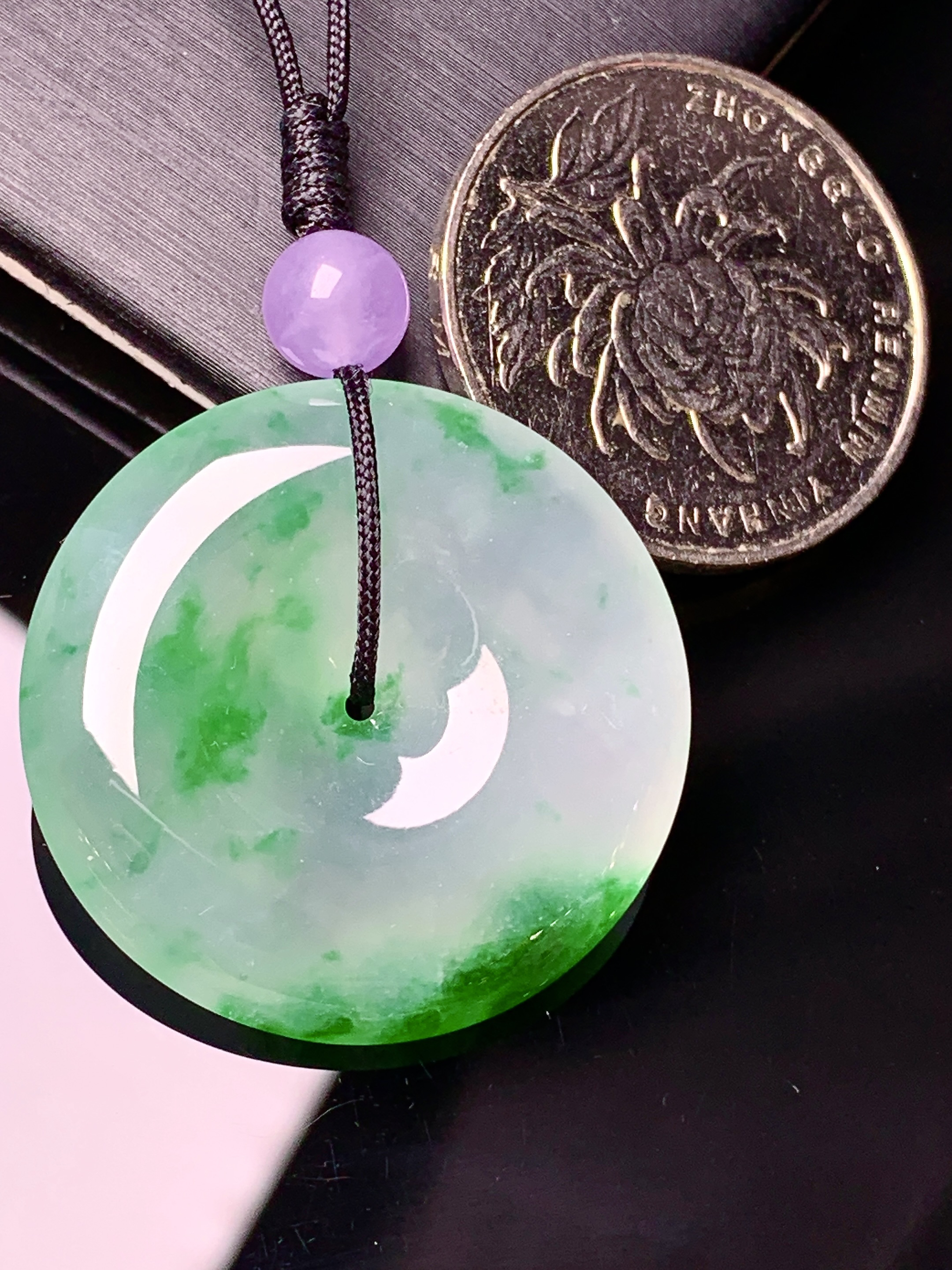 飘绿平安扣吊坠 玉质细腻 色泽艳丽清新 水润亮眼 整体尺寸28.5*5.6d3