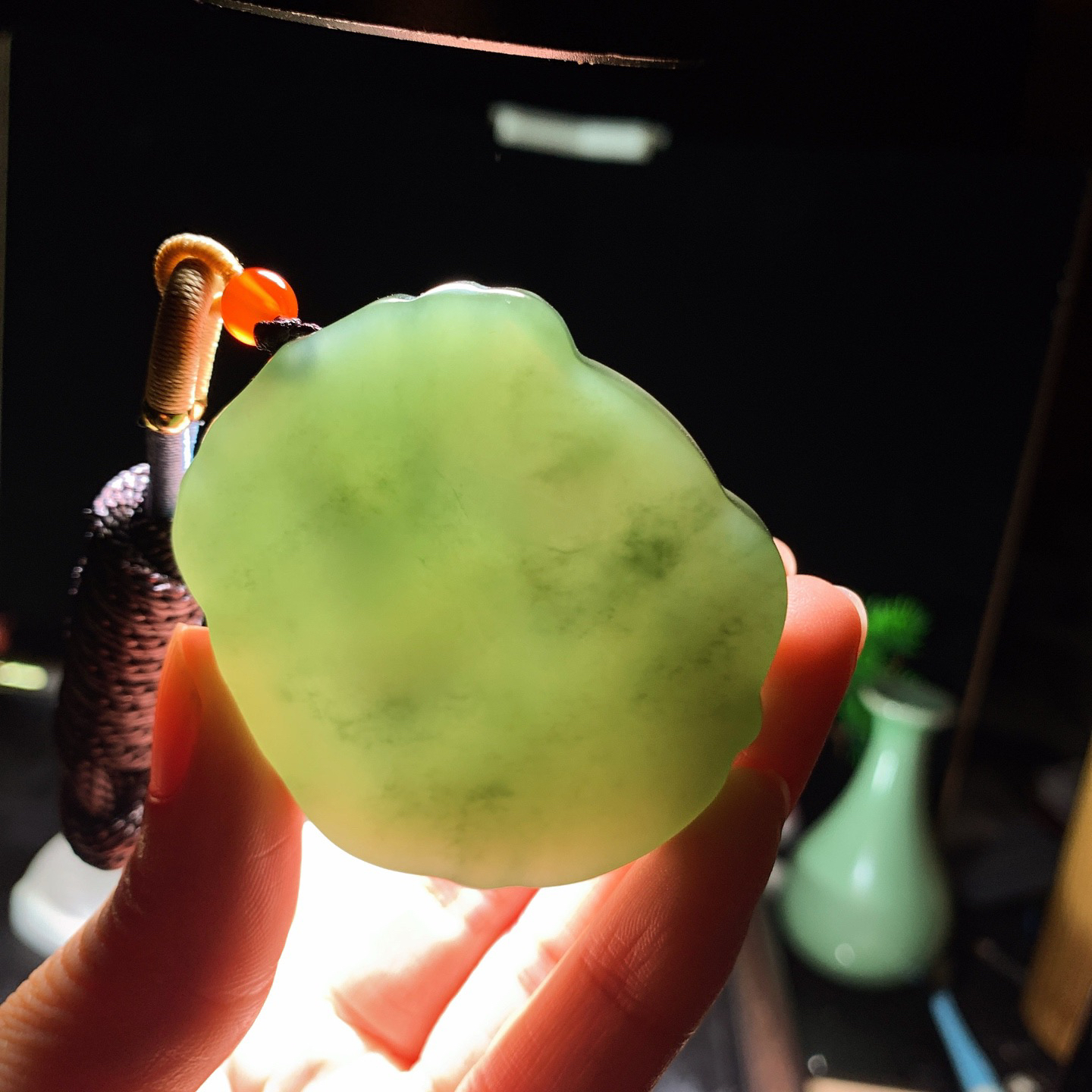 和田玉湖水绿度母菩萨挂件。尺寸53/48/11重61.5克  手推出油。玉质细腻油润。品相大气206413