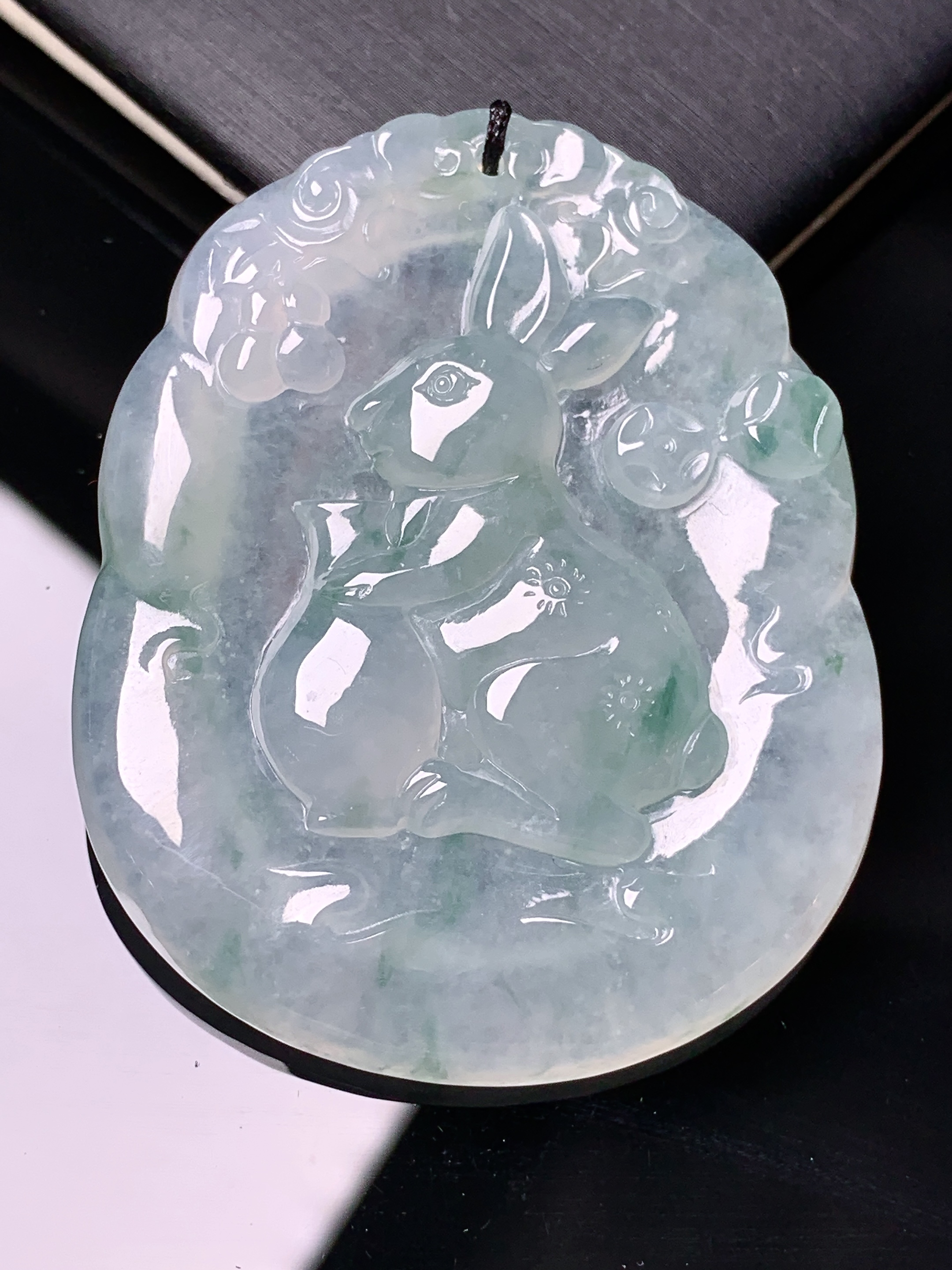 冰种生肖兔吊坠 玉质细腻 水润亮眼 色泽艳丽 整体尺寸49.6*40.3*6.6b2