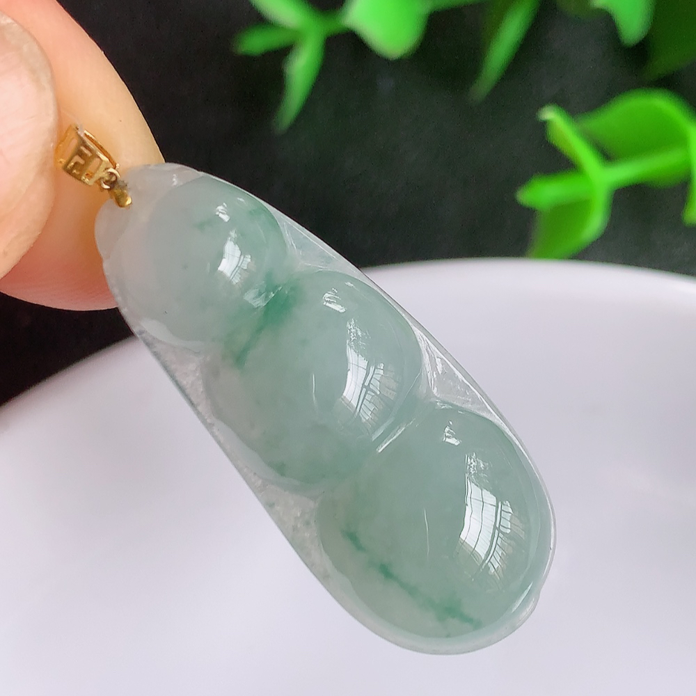 18k金扣冰润飘花福豆翡翠挂件，老种飘花  冰清玉洁  胶感十足  寓意“四季平安，福气满满”颜色鲜艳，清新自然，饱满通透   W49.16  尺寸：34-14.2-6mm