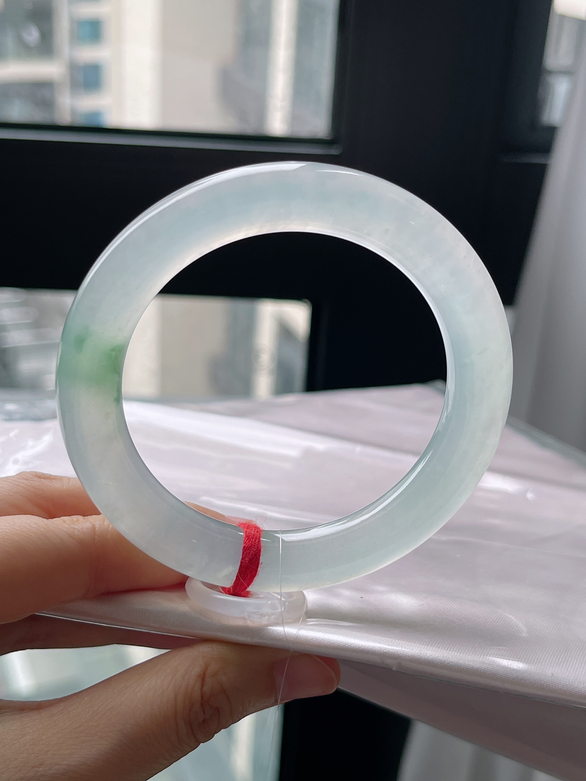 圆镯56.6圈口，翡翠冰种飘绿手镯