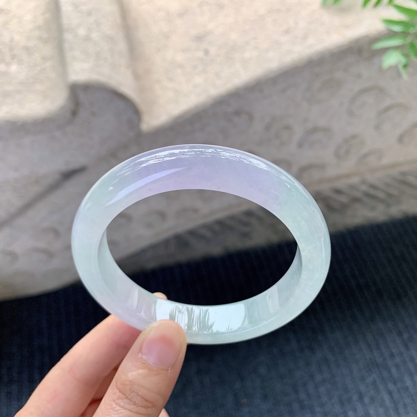 正圈59 60【圈口】60.7/13/9【编码】B2041369【描述】冰糯春彩，水润，种老，细腻，打灯有絮线