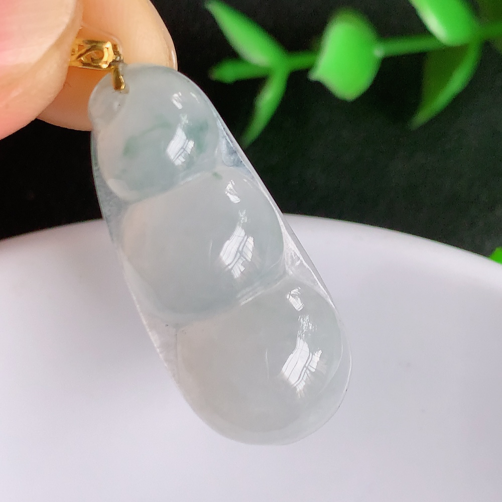 18k金扣冰润飘花福豆翡翠挂件，老种飘花  冰清玉洁  胶感十足  寓意“四季平安，福气满满”颜色鲜艳，清新自然，饱满通透   W49.13  尺寸：29.5-13-5.5mm