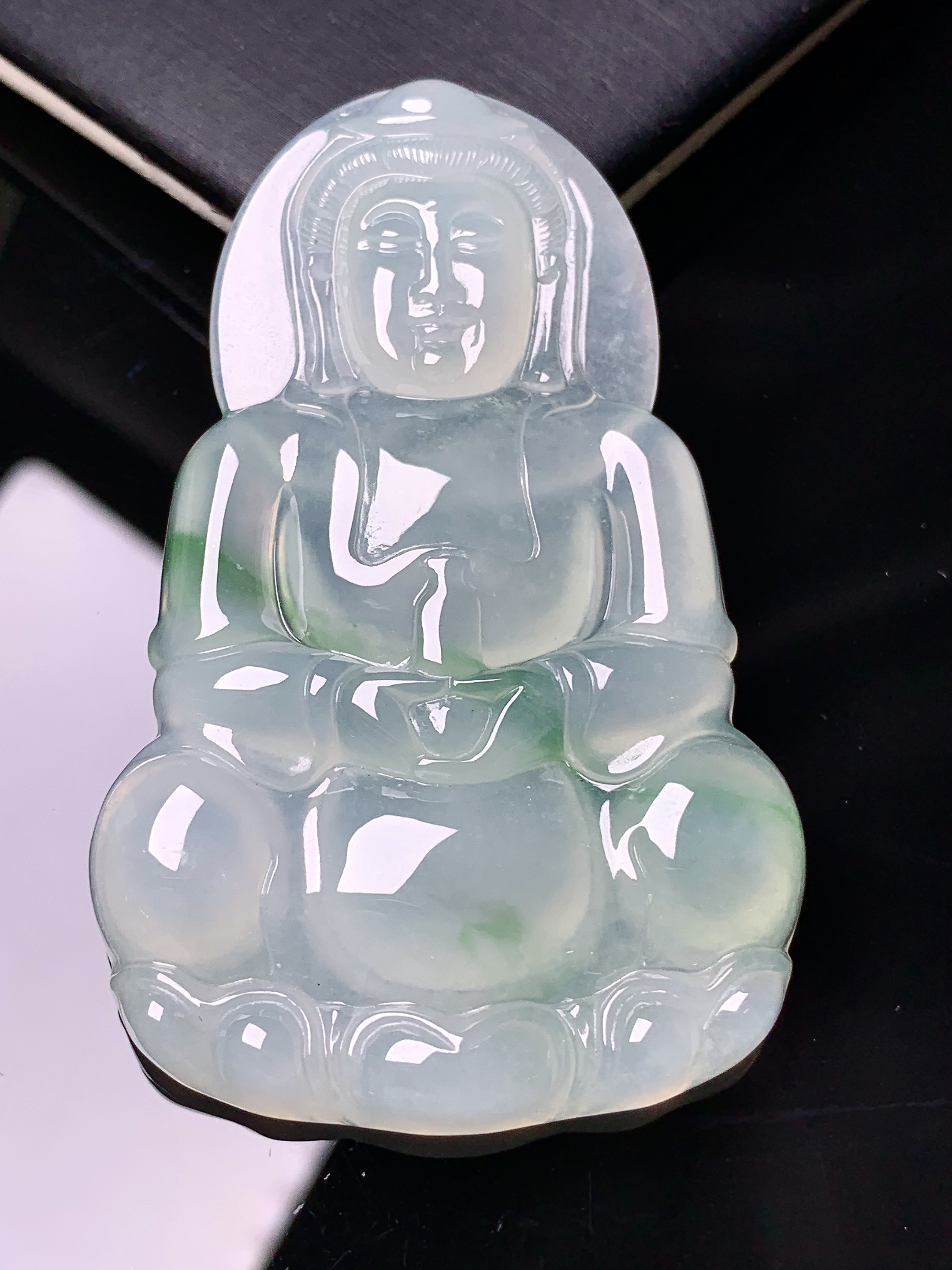 冰飘绿观音菩萨吊坠 玉质细腻 色泽艳丽清新 水润亮眼 整体尺寸64.3*40.5*6x1