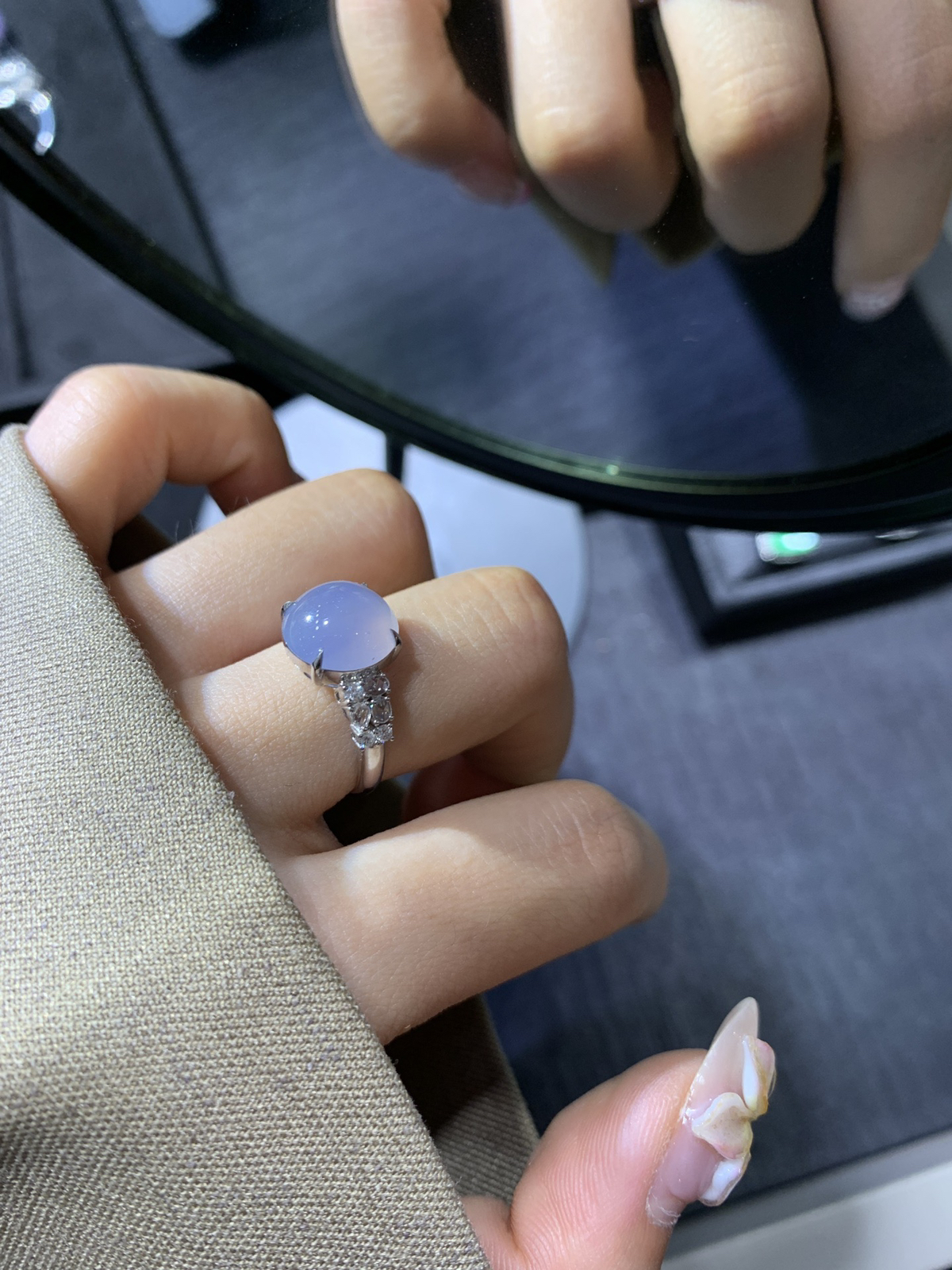  18k金镶嵌紫罗兰·蛋面
冰紫蛋面戒指胖鼓饱满，紫调清甜，钻饰点缀更显温柔..