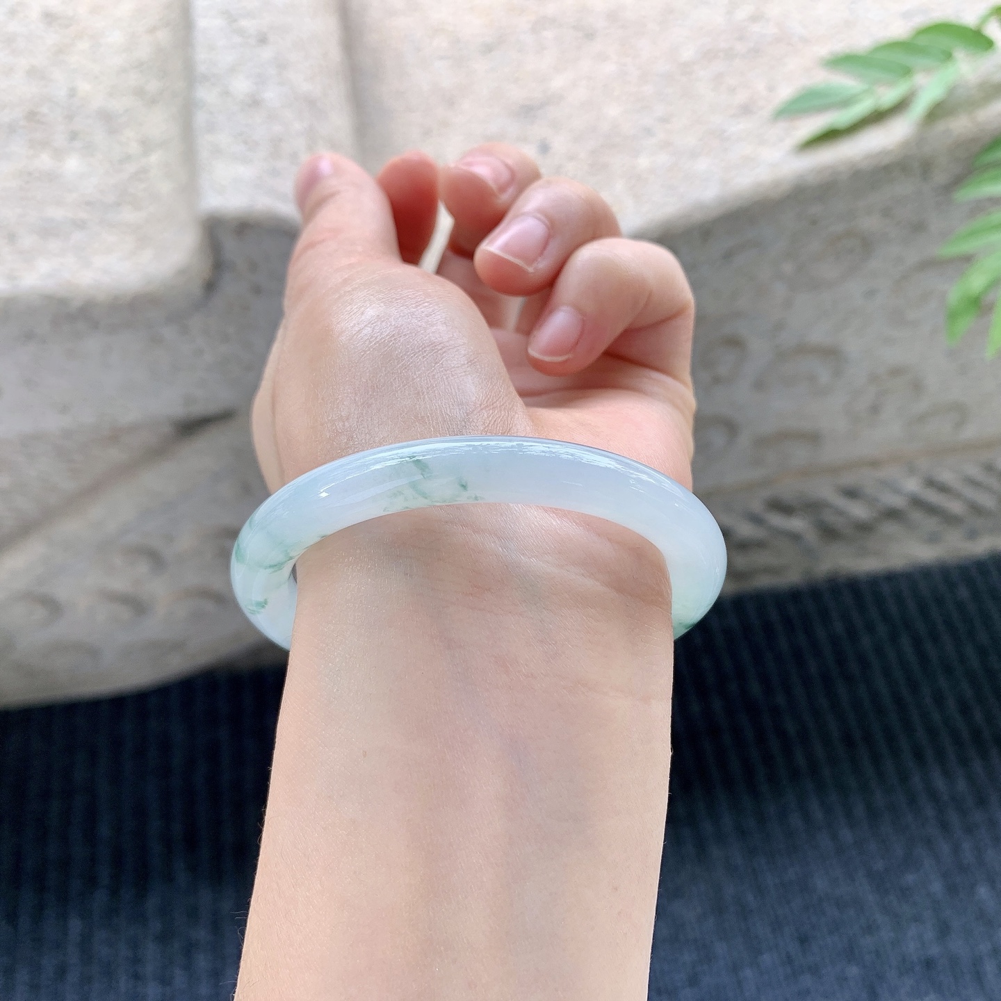 圆条51 52【圈口】52.3/7.9/8.1【编码】QX121338【描述】冰糯飘花，水润，种老，细腻，无裂