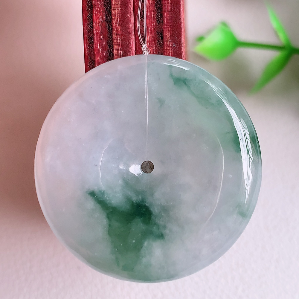 冰润飘花平安扣吊坠，厚装饱满，冰润剔透，细腻水足，种质润泽，飘花灵动，佩戴优雅大气，W49.13   尺寸：30-5.6mm