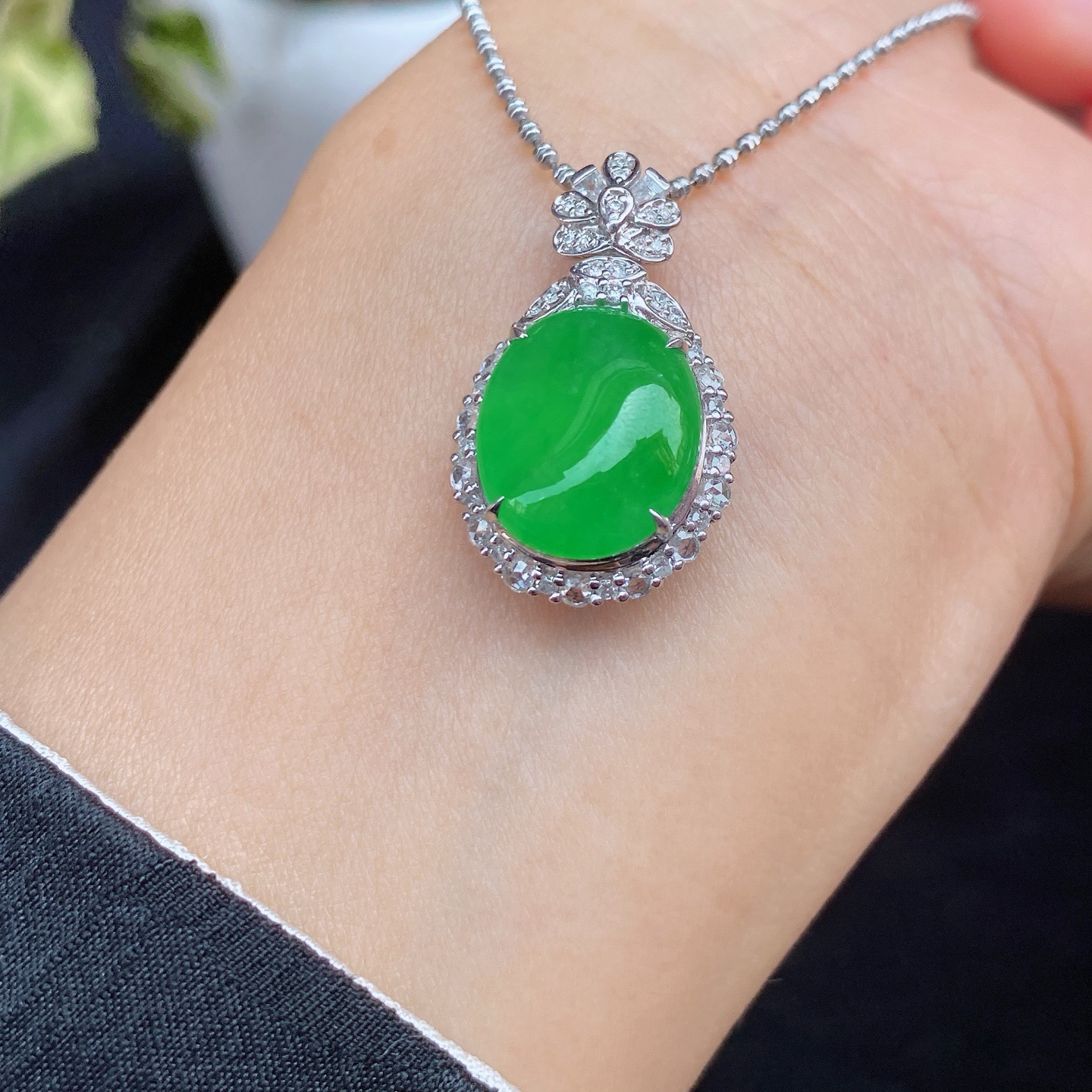 冰阳绿蛋面吊坠
冰透种好，色甜色阳，饱满厚庄
18k金镶嵌，上身超美..