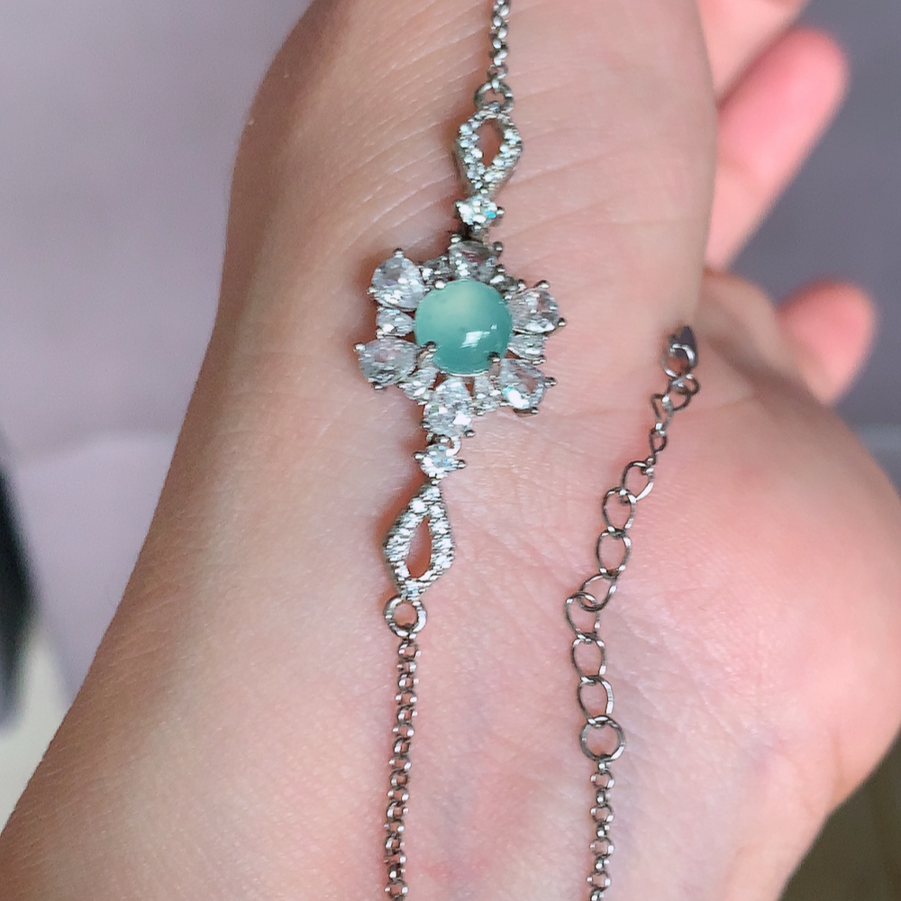 冰晴水翡翠蛋面手链，水水润润，珠圆玉润，颜色鲜艳，妙明清净，清秀高雅，佩戴效果优雅迷人！性价比超值 W481.13  整体尺寸：13.3-13.5-5.2mm    裸石尺寸：6mm