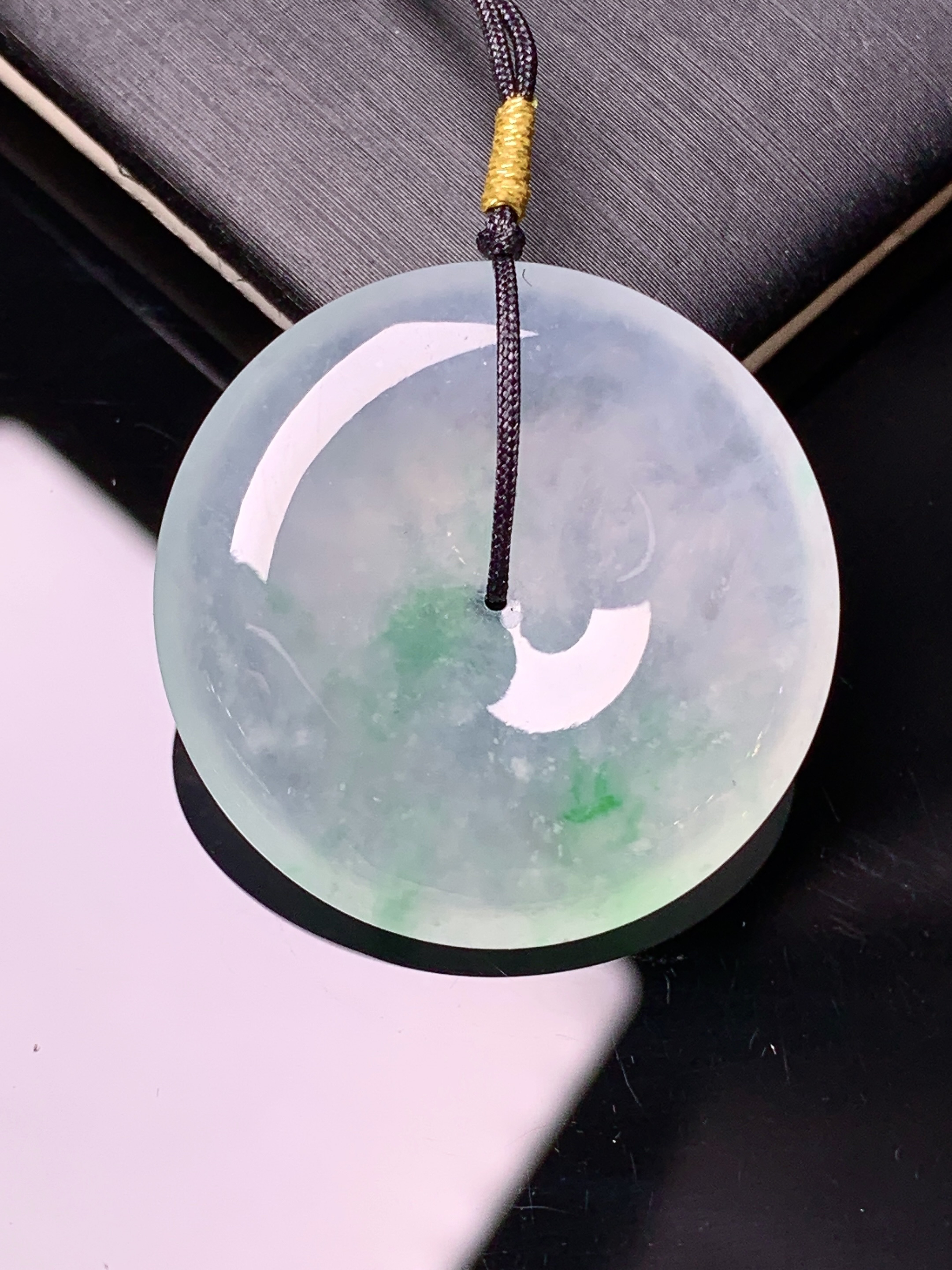 冰种飘绿平安扣吊坠 玉质细腻 色泽艳丽清新 水润亮眼 整体尺寸27.2*5.8d3