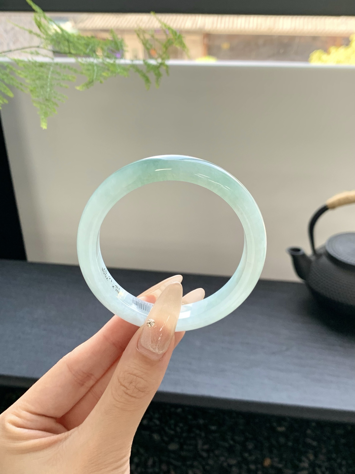 冰半山水手镯
仿佛蕴藏着大自然的灵气与生命的力量，给人一种神秘而优雅的感觉58-12-8mm