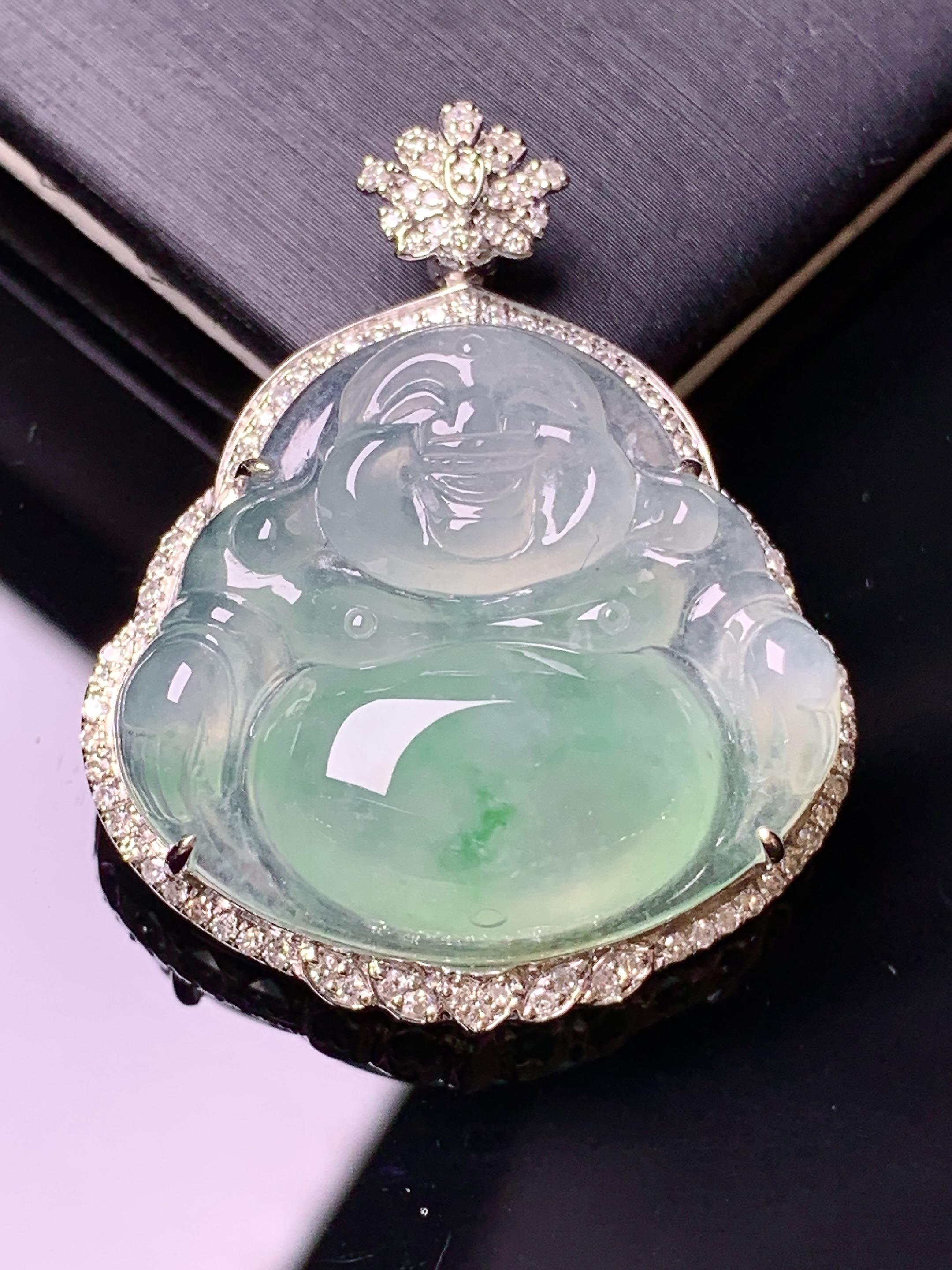 18k金钻镶嵌冰种飘绿佛公吊坠 玉质细腻 水润亮眼 色泽艳丽 整体尺寸36.5*29.5*9.3x1