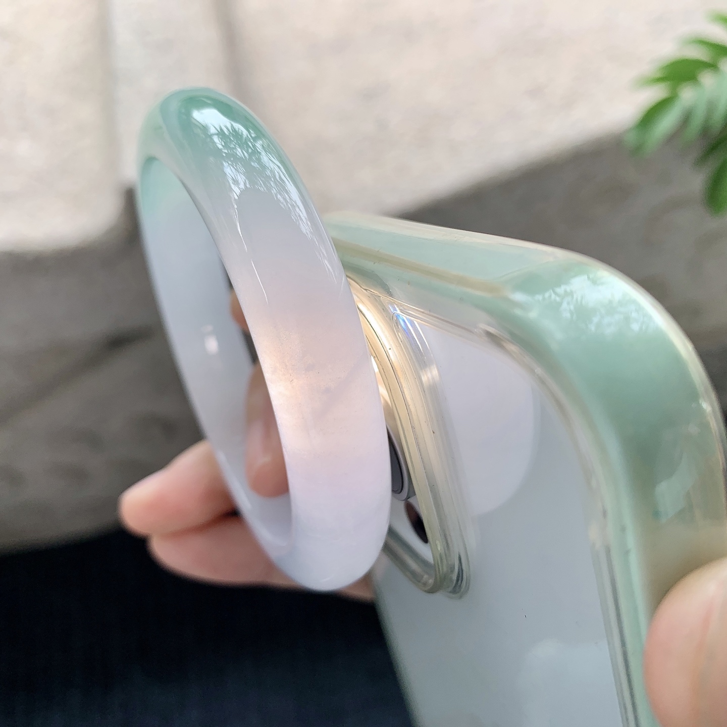 正圈55 56【圈口】56.4/12/8.5【编码】C5010554【描述】糯冰飘绿，水润，种老，细腻，打灯有棉线