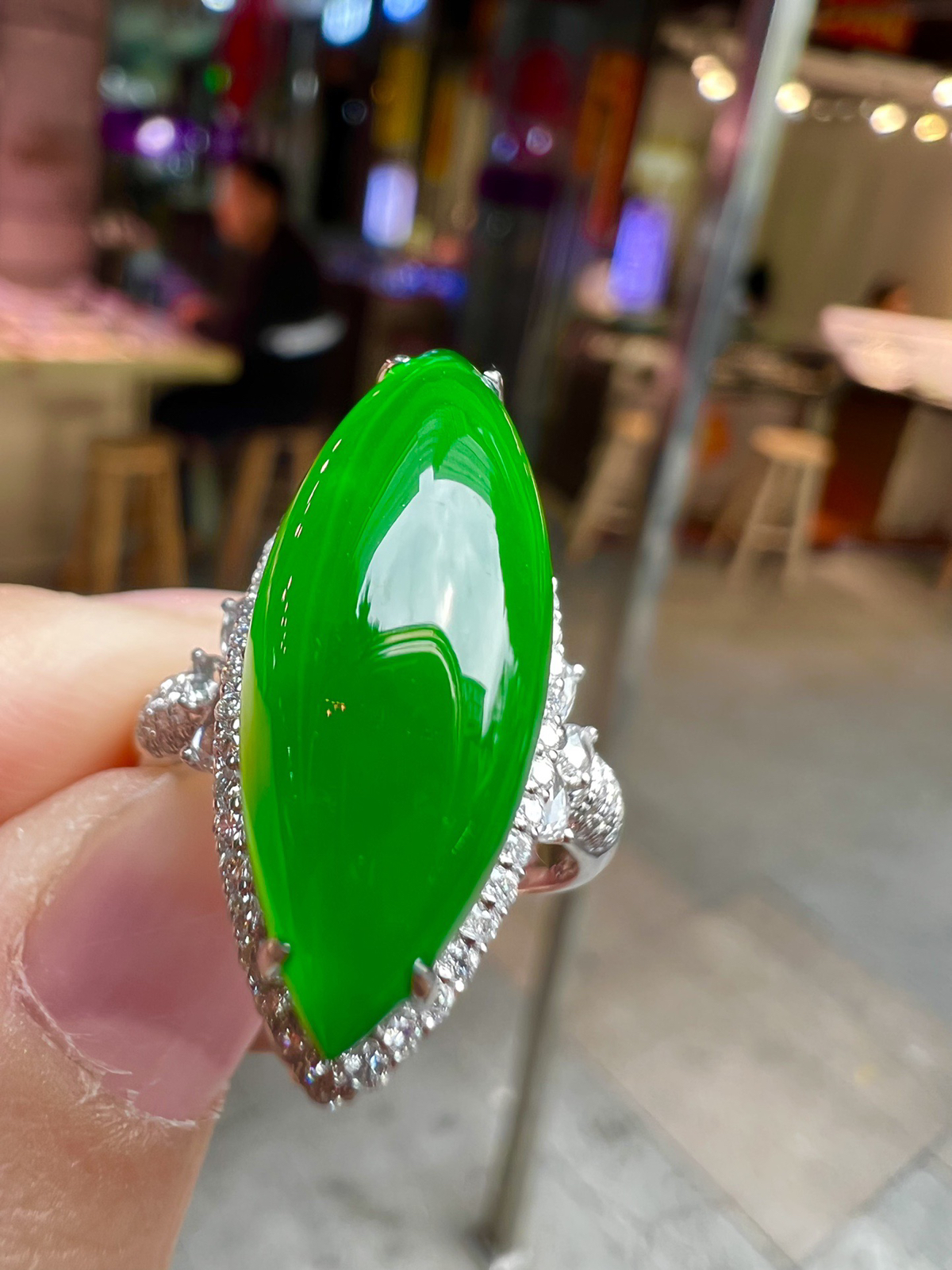 【满色戒指 色泽艳丽】
18K金奢华满钻  种好品质细腻