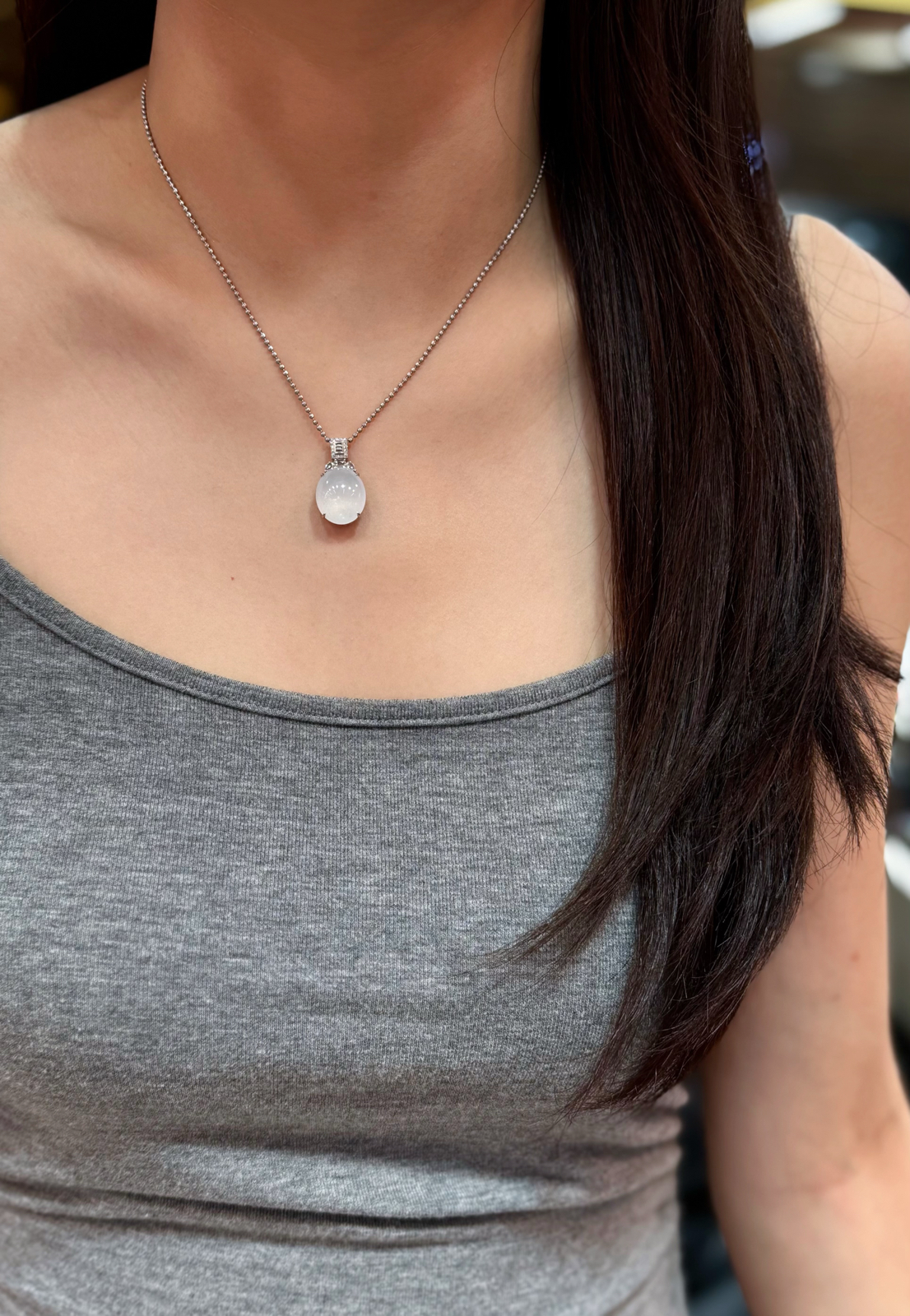 冰种 起胶 茅台白 蛋面吊坠

18k金镶嵌..