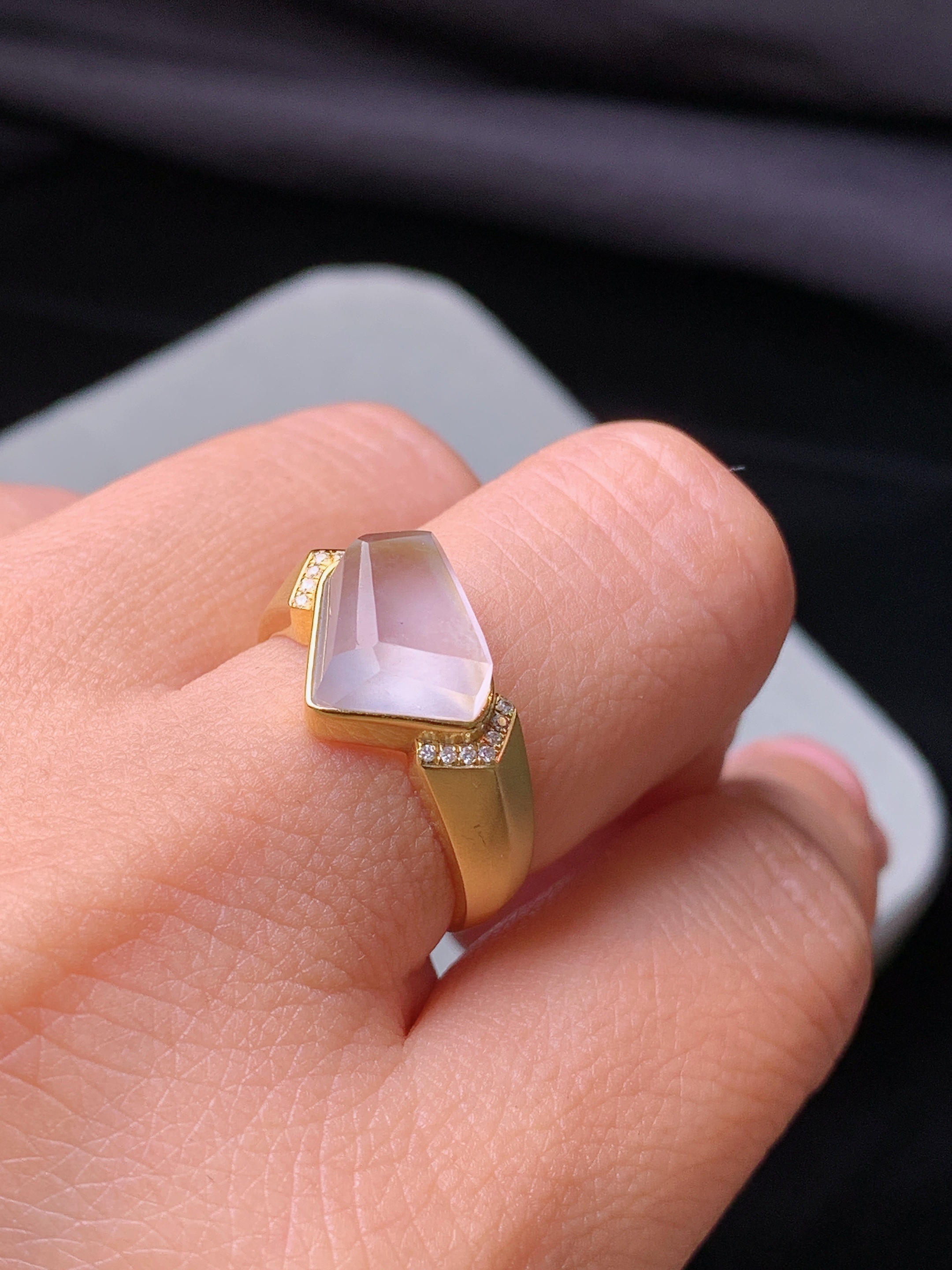 18k金钻镶嵌冰种随形戒指 玉质细腻 水润亮眼 色泽艳丽 圈口13.5 裸石尺寸11*8.8*4.5m5