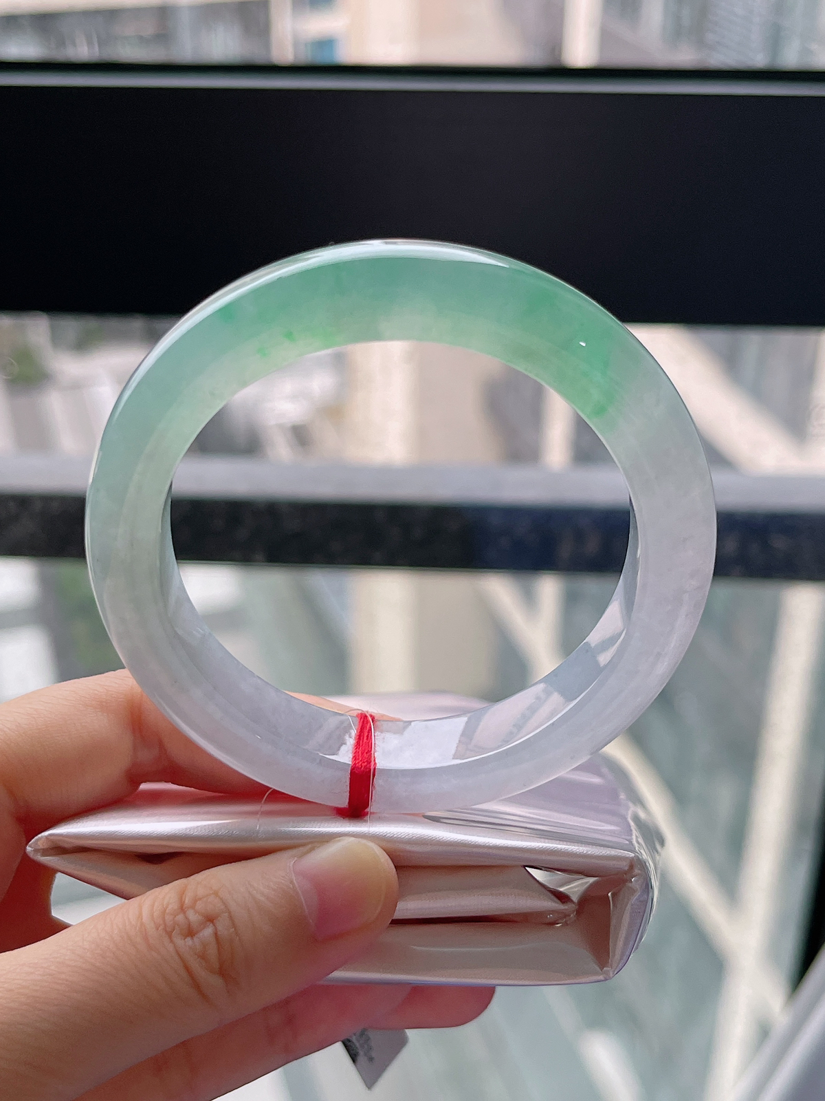 正圈57.2圈口，翡翠冰种淡绿色手镯