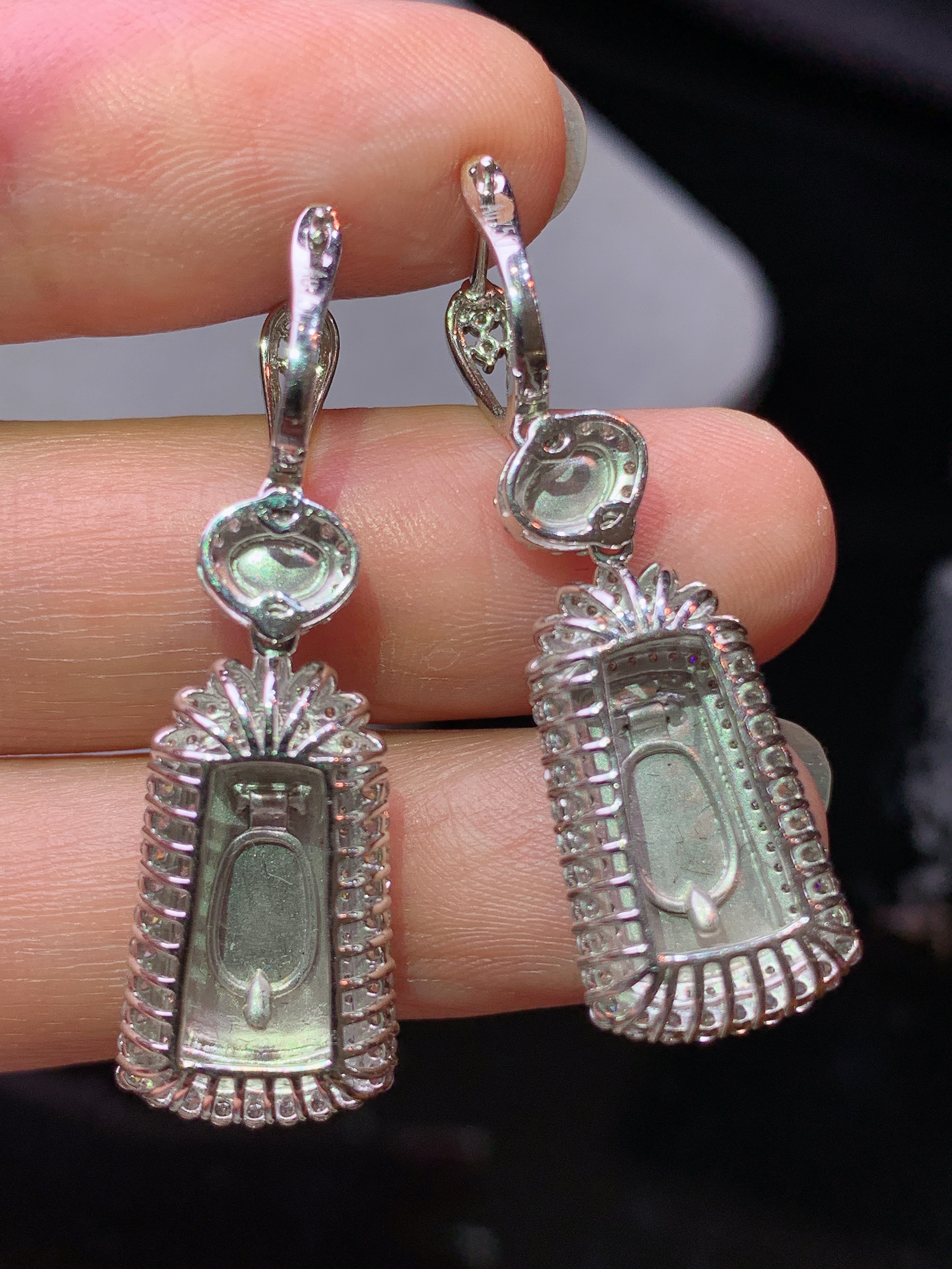 18k金钻镶嵌满绿无事牌耳坠 玉质细腻 色泽艳丽清新 水润亮眼 整体尺寸38*11.5*6.5h1