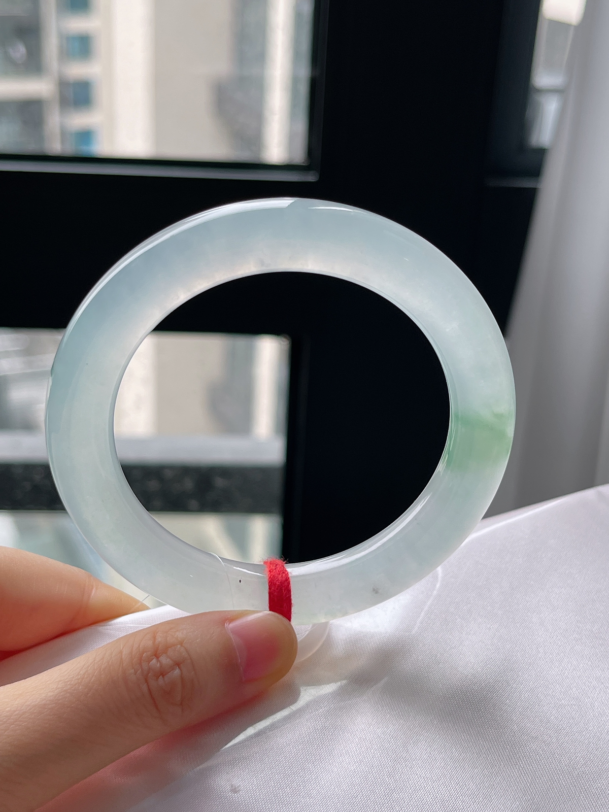 圆镯56.6圈口，翡翠冰种飘绿手镯