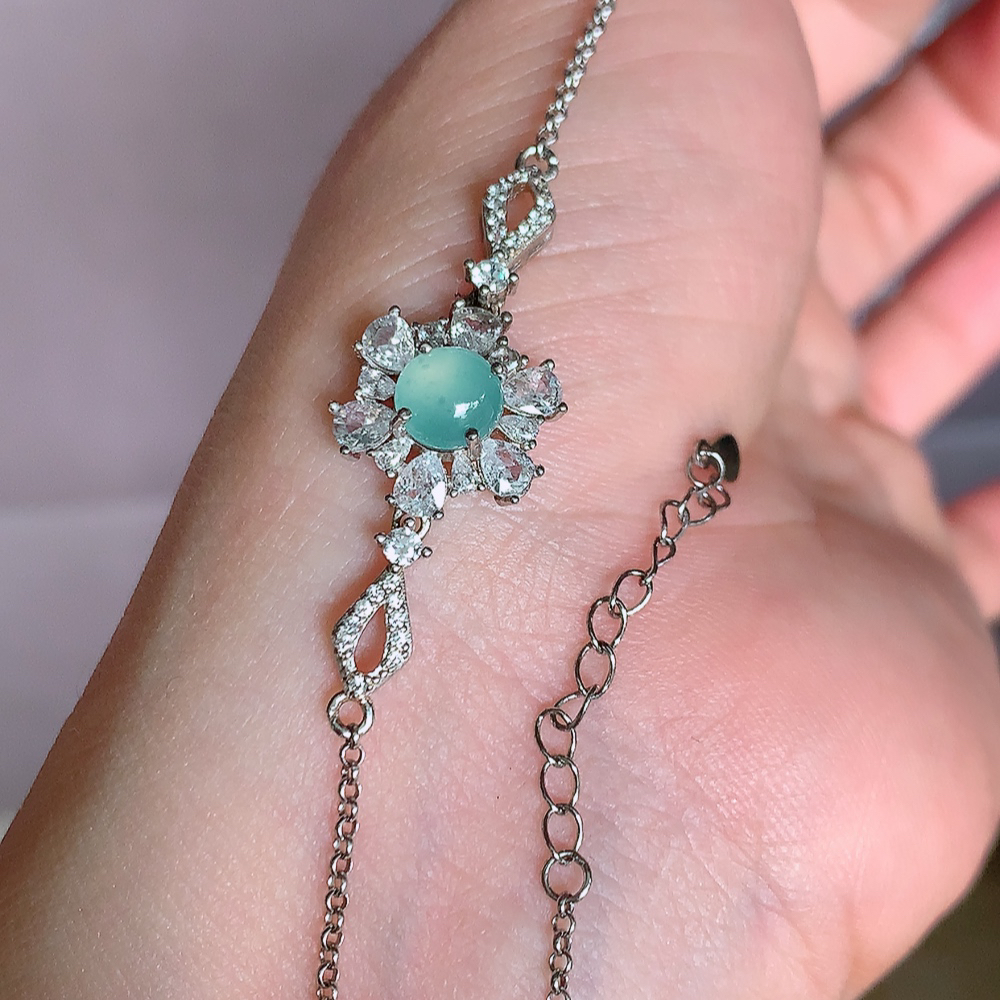 冰晴水翡翠蛋面手链，水水润润，珠圆玉润，颜色鲜艳，妙明清净，清秀高雅，佩戴效果优雅迷人！性价比超值 W481.13  整体尺寸：13.3-13.5-5.2mm    裸石尺寸：6mm