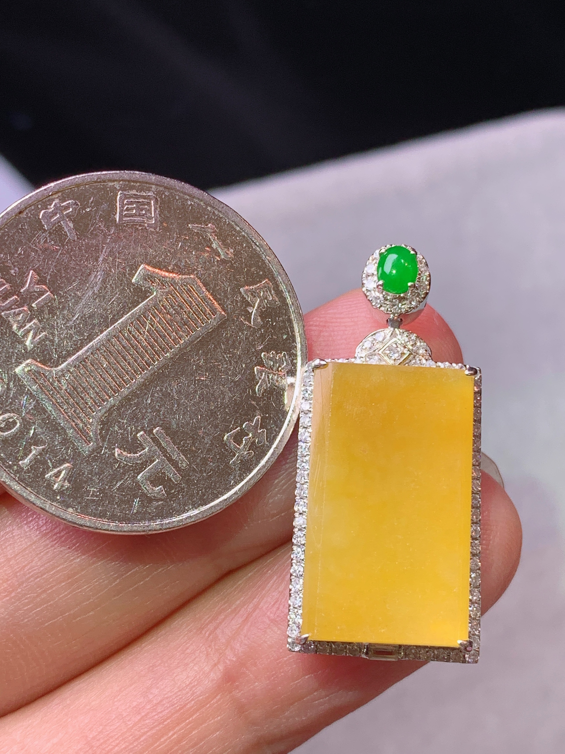 18k金钻镶嵌黄翡无事牌吊坠 玉质细腻 水润亮眼 色泽艳丽 整体尺寸28.2*12.8*6.6m5